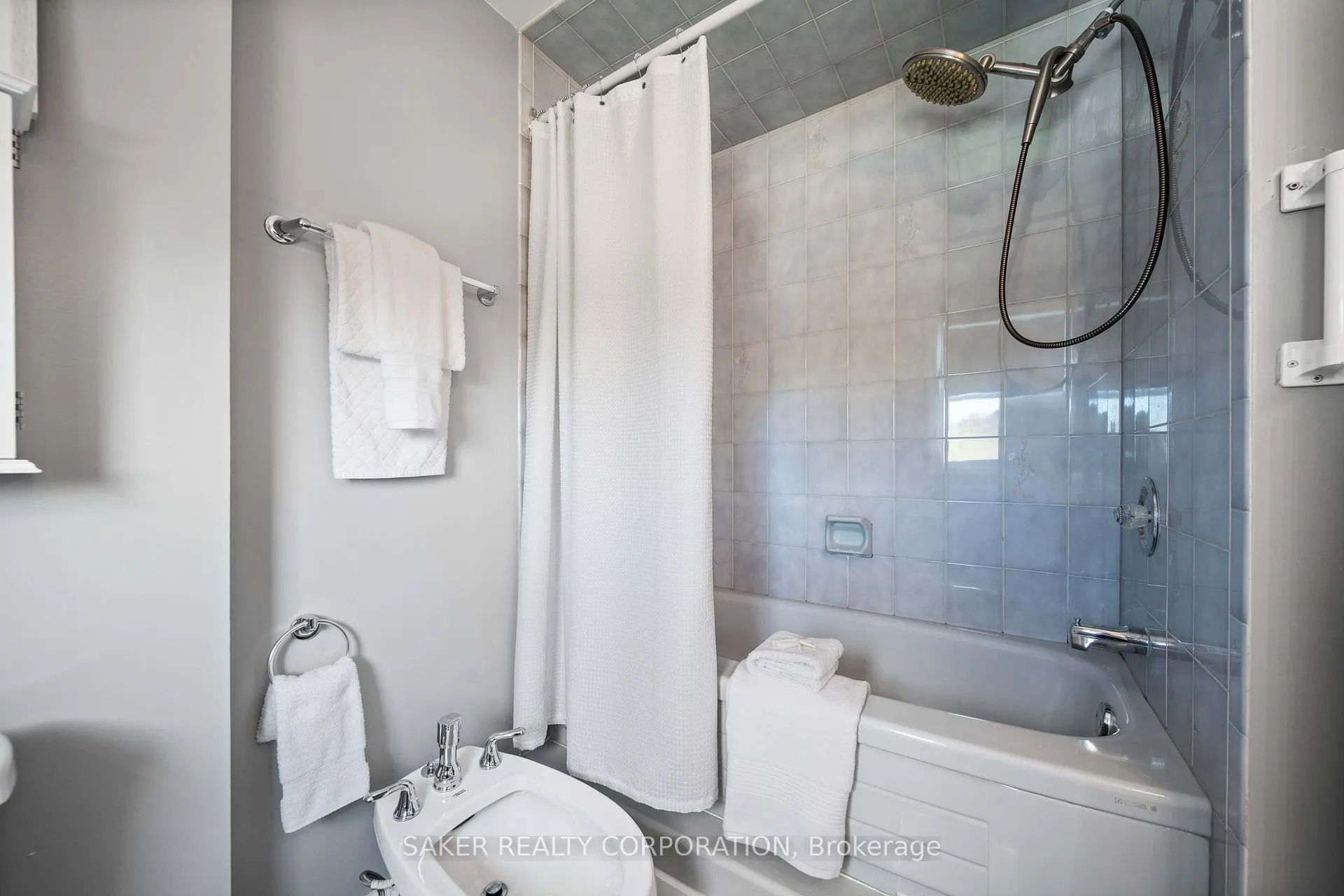 Photo 36 of 44 Golfview Crescent, London, South Q — HOMEH