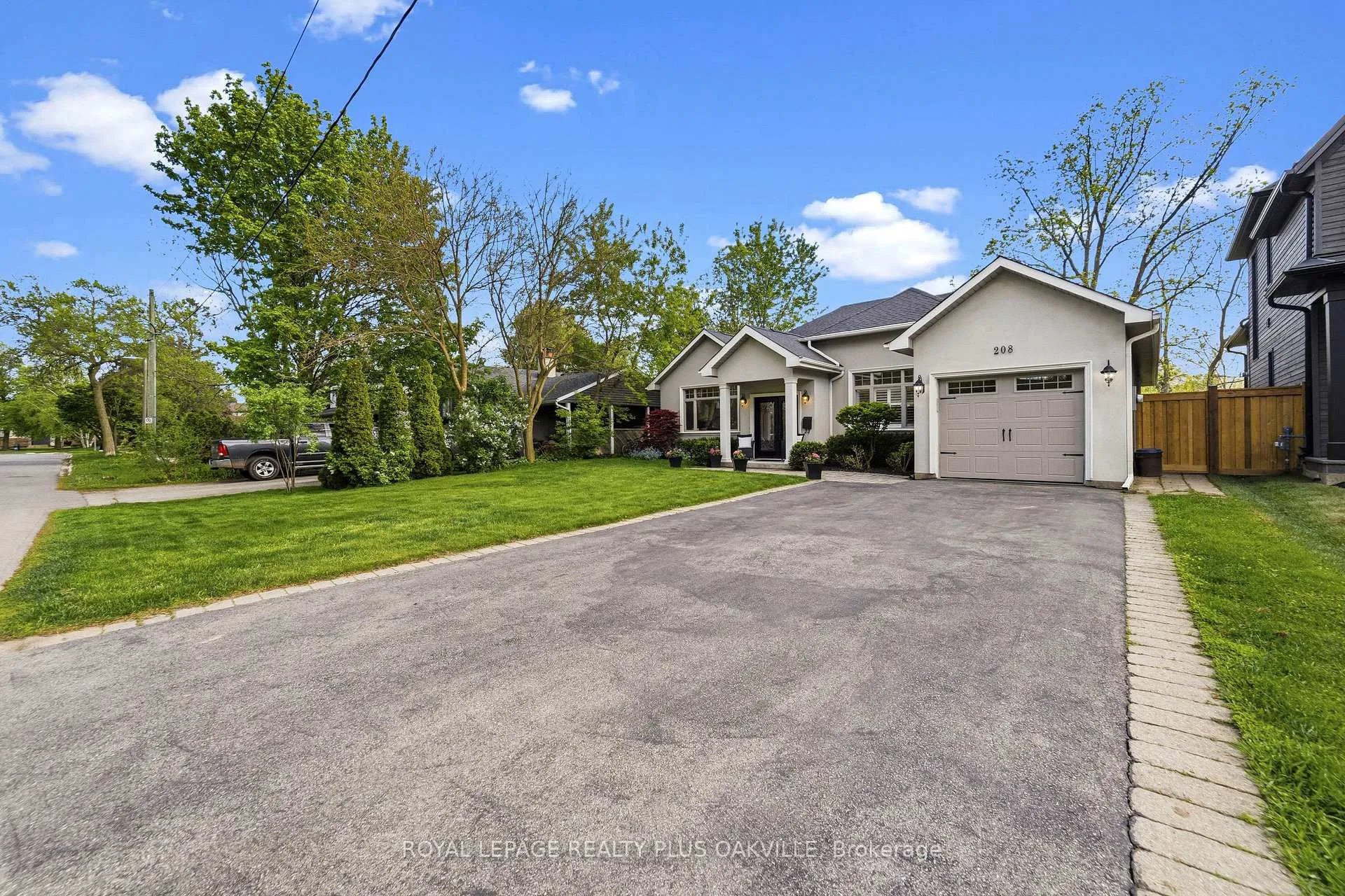 Photo 2 of 208 Mohawk Road, Oakville, Bronte — HOMEH