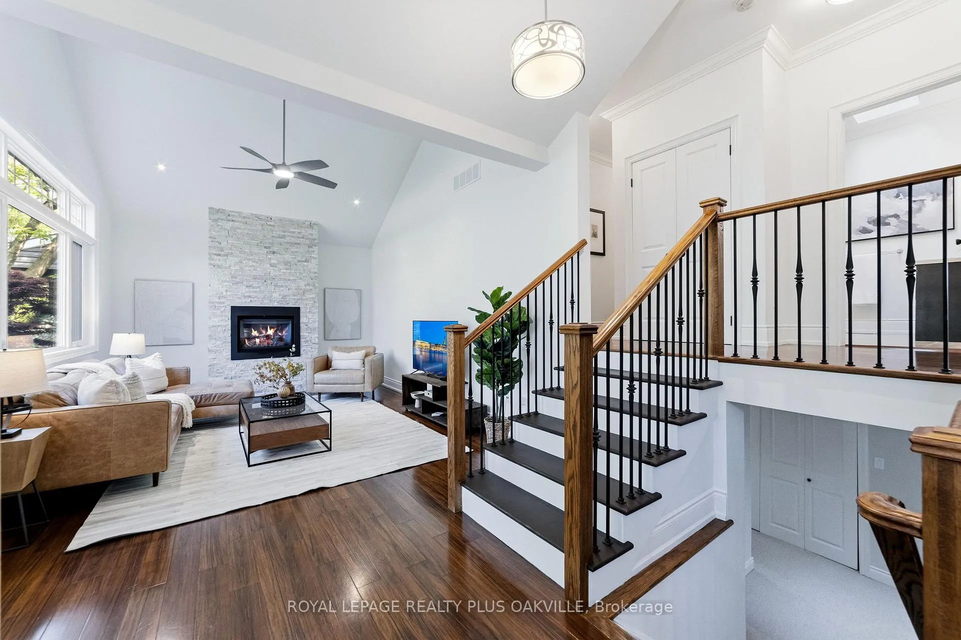 Photo 13 of 208 Mohawk Road, Oakville, Bronte — HOMEH