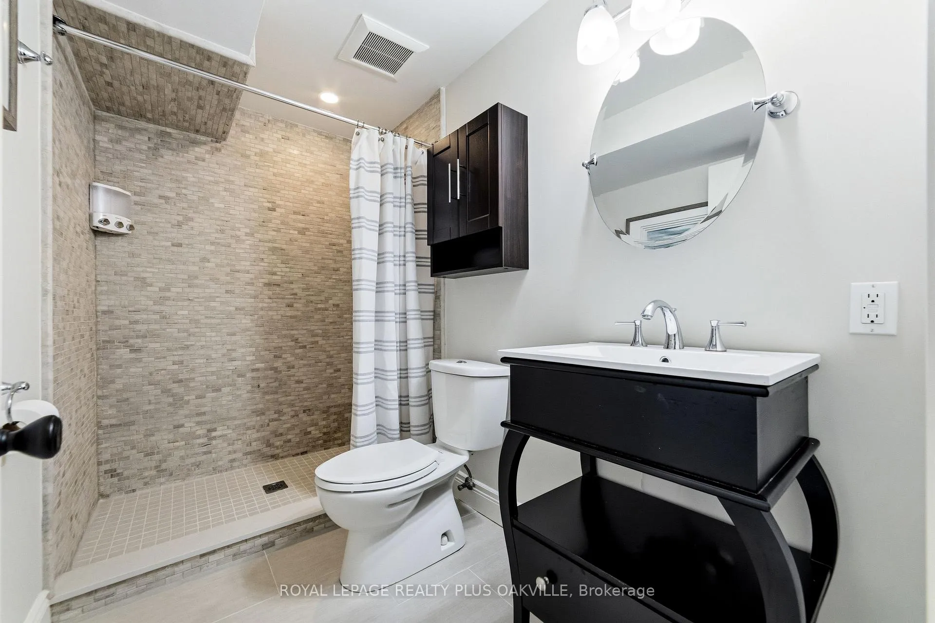 Photo 36 of 208 Mohawk Road, Oakville, Bronte — HOMEH