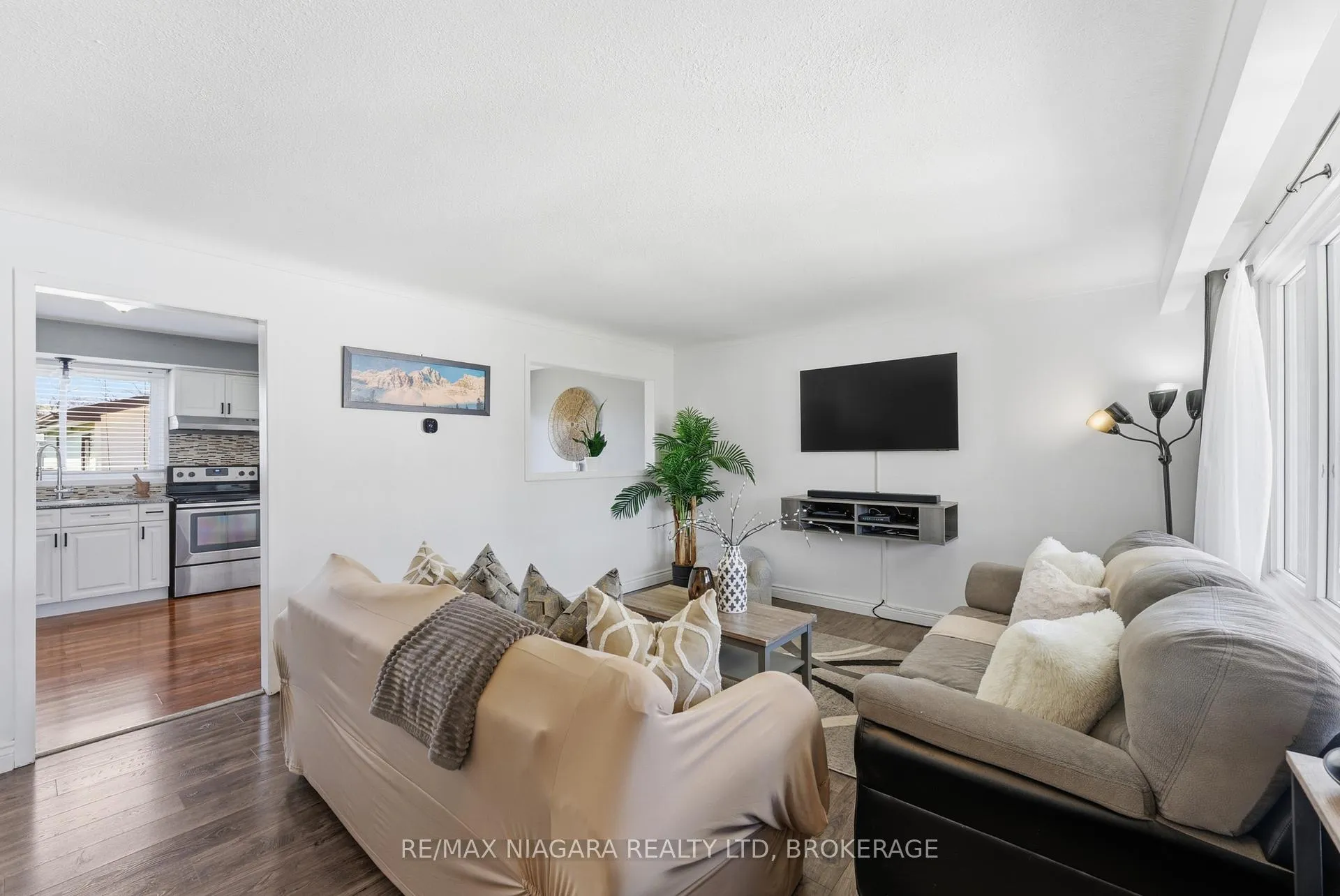 Photo 3 of 45 Meredith Drive, St. Catharines, Carlton/Bunting — HOMEH