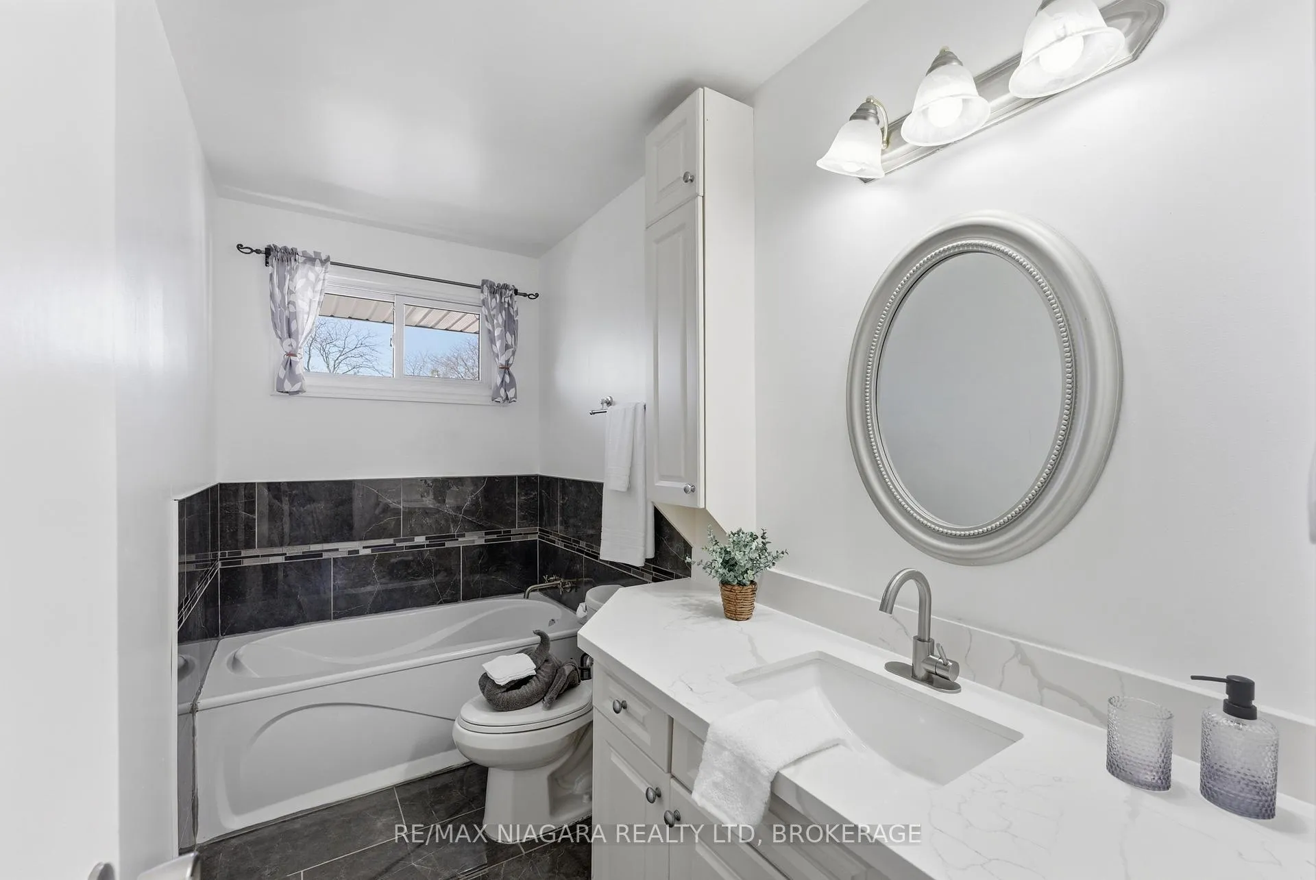 Photo 12 of 45 Meredith Drive, St. Catharines, Carlton/Bunting — HOMEH