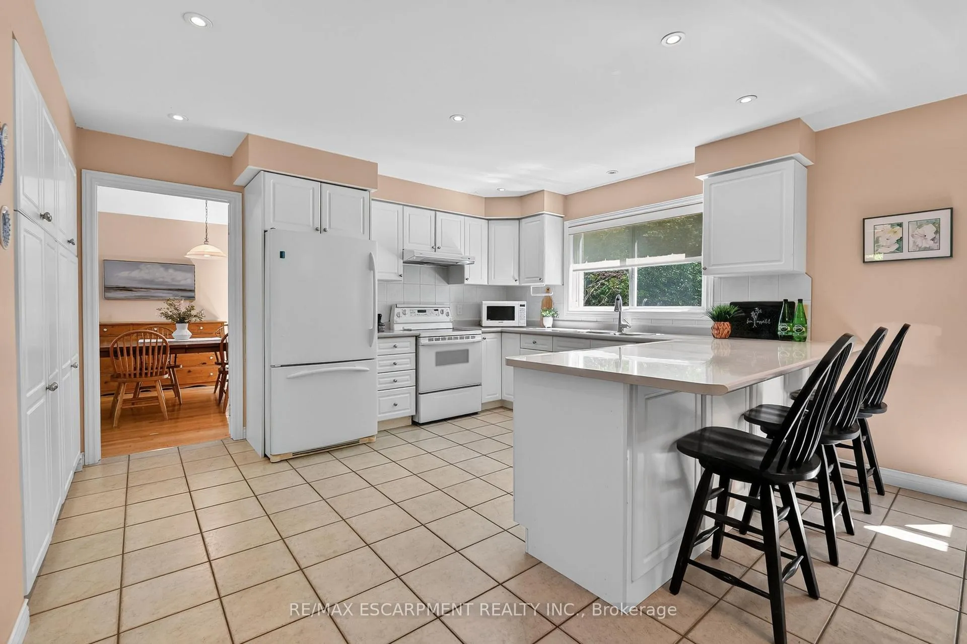 Photo 6 of 144 Dorchester Drive, Grimsby, Grimsby East — HOMEH