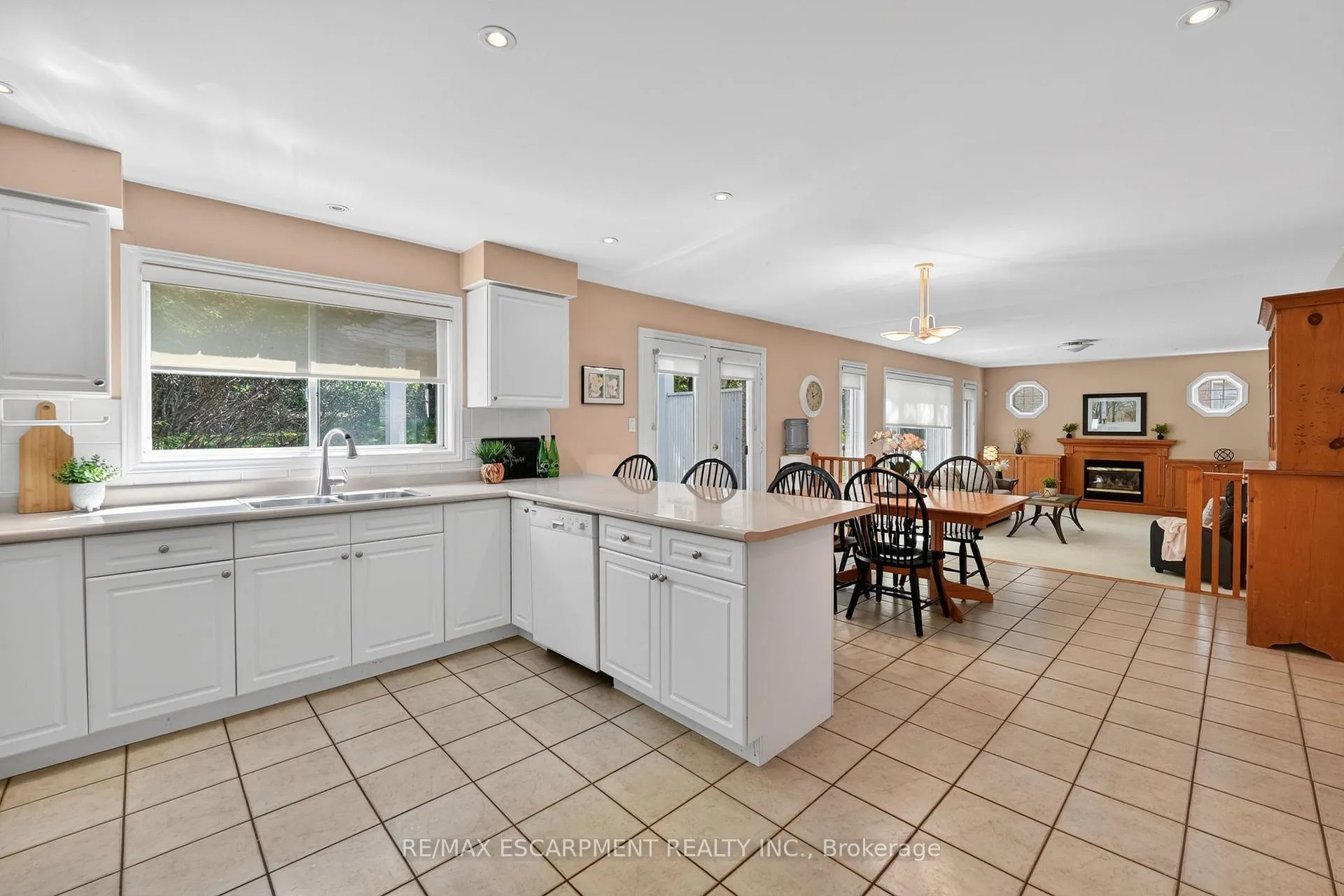 Photo 7 of 144 Dorchester Drive, Grimsby, Grimsby East — HOMEH