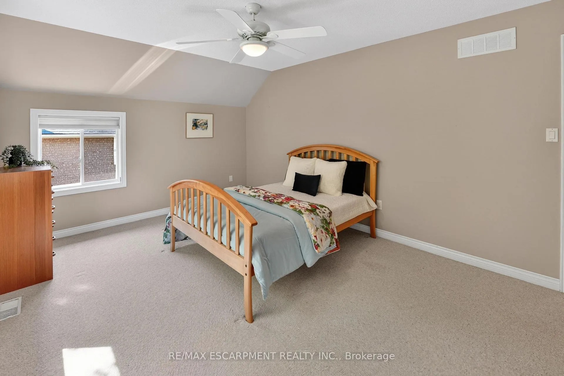 Photo 19 of 144 Dorchester Drive, Grimsby, Grimsby East — HOMEH
