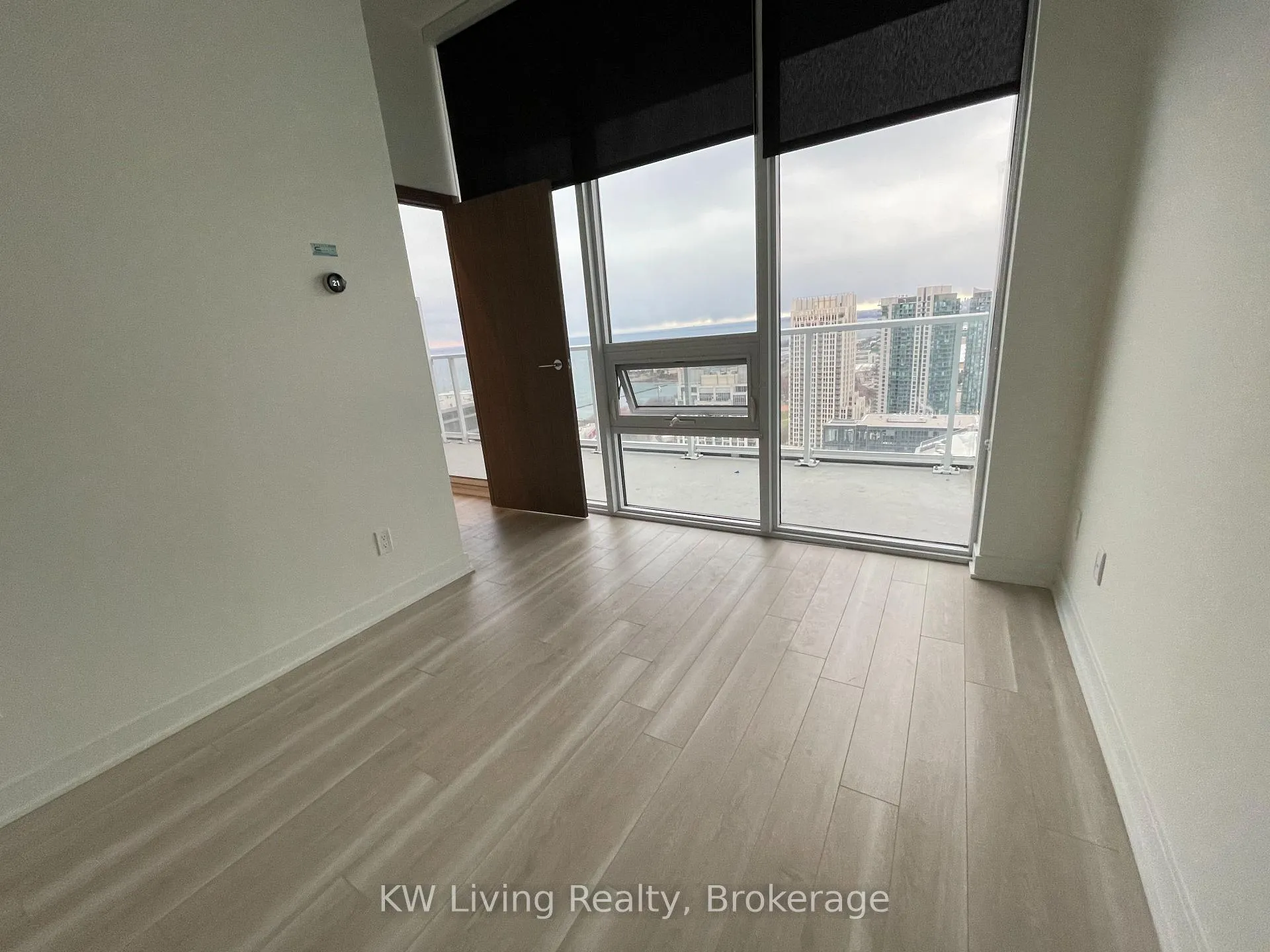 Photo 8 of Unit 4202, 19 Bathurst Street, Toronto, Waterfront Communities — HOMEH
