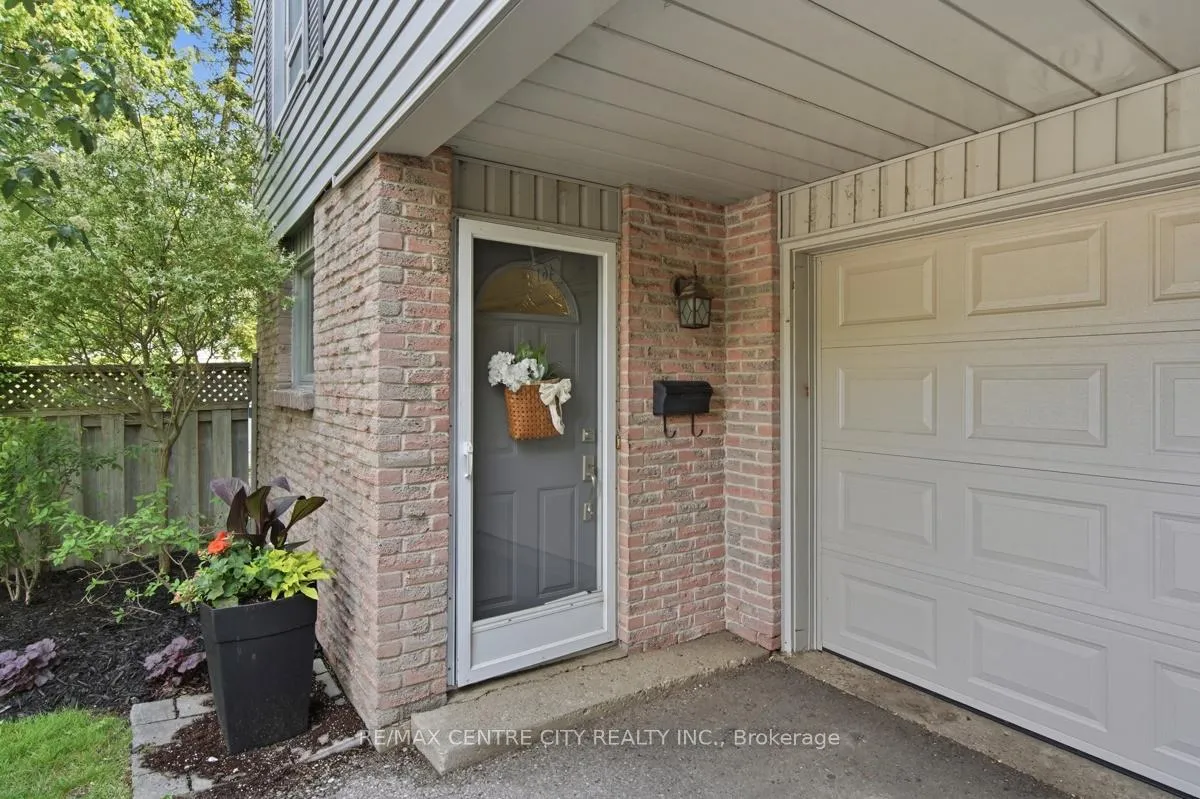 Photo 3 of 461 Everglade Crescent, London, North P — HOMEH