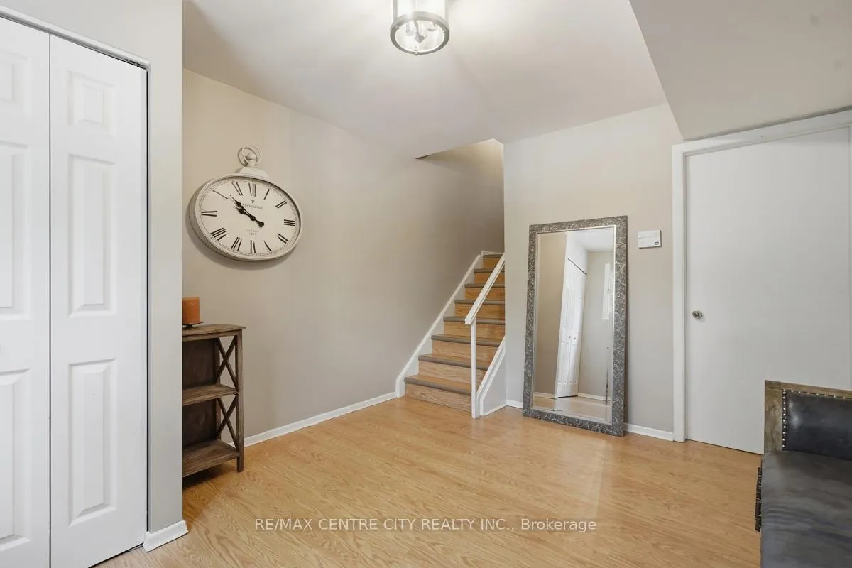 Photo 5 of 461 Everglade Crescent, London, North P — HOMEH