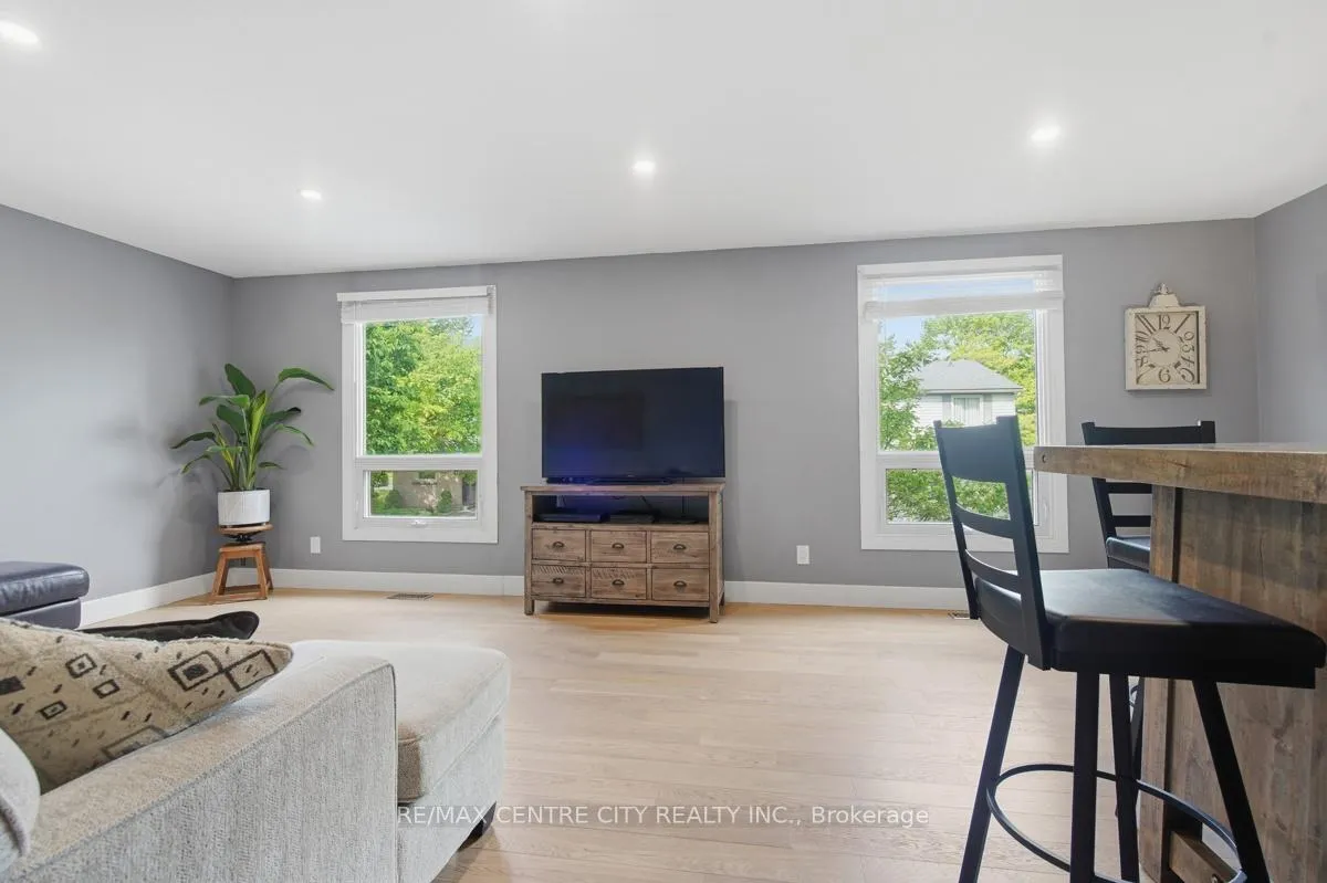 Photo 6 of 461 Everglade Crescent, London, North P — HOMEH