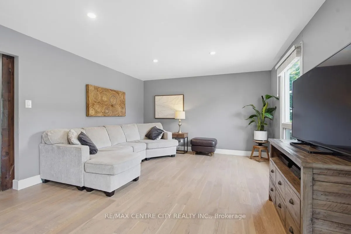Photo 7 of 461 Everglade Crescent, London, North P — HOMEH