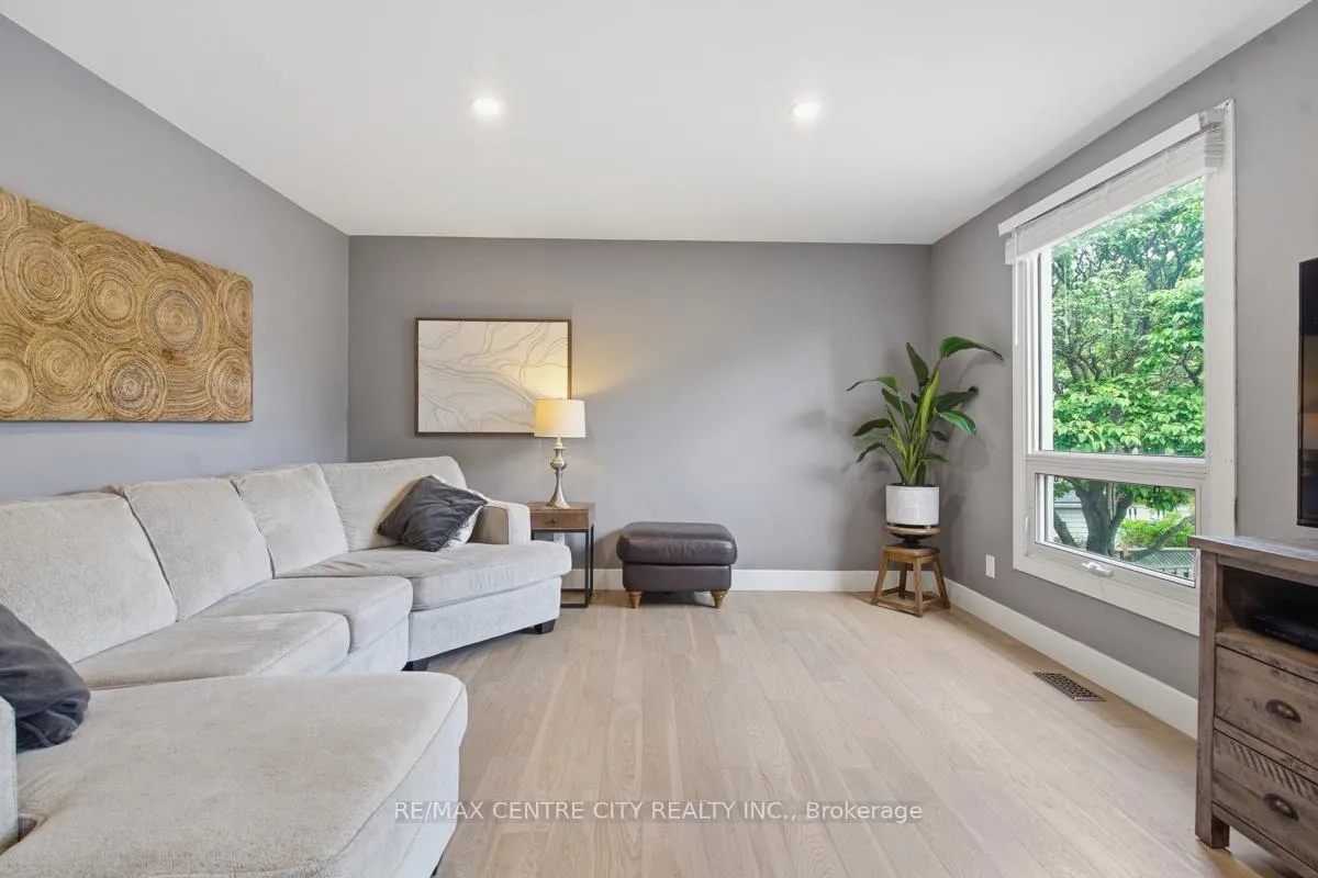 Photo 8 of 461 Everglade Crescent, London, North P — HOMEH