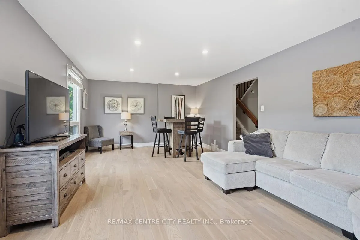 Photo 9 of 461 Everglade Crescent, London, North P — HOMEH