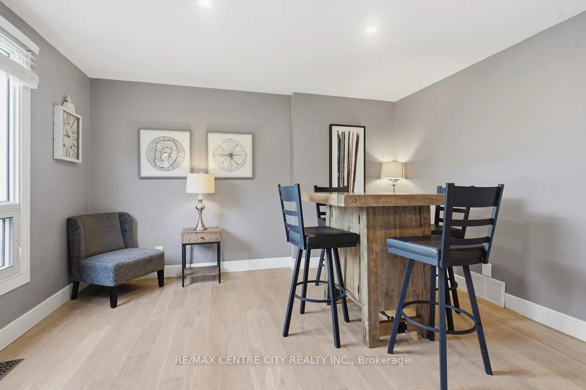 Photo 10 of 461 Everglade Crescent, London, North P — HOMEH