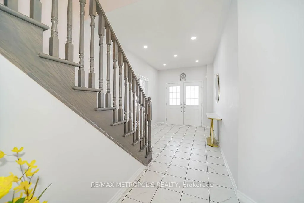 Photo 3 of 22 Haskins Crescent, Georgina, Keswick South — HOMEH