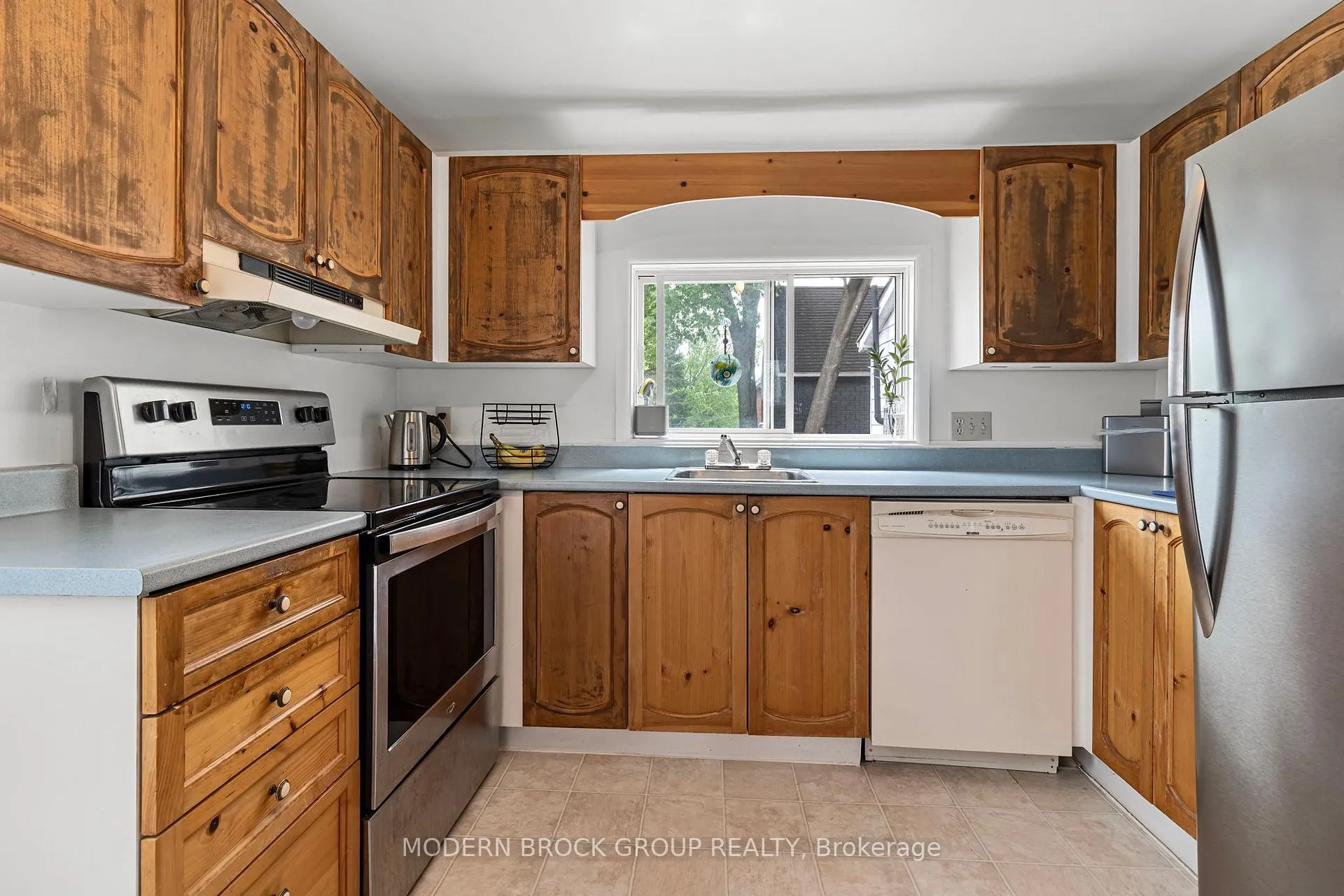 Photo 20 of 129 James Street E, Brockville — HOMEH