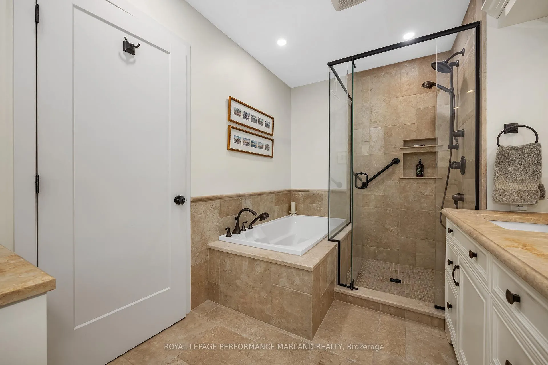 Photo 23 of 71 Echo Drive, Ottawa, Ottawa East — HOMEH