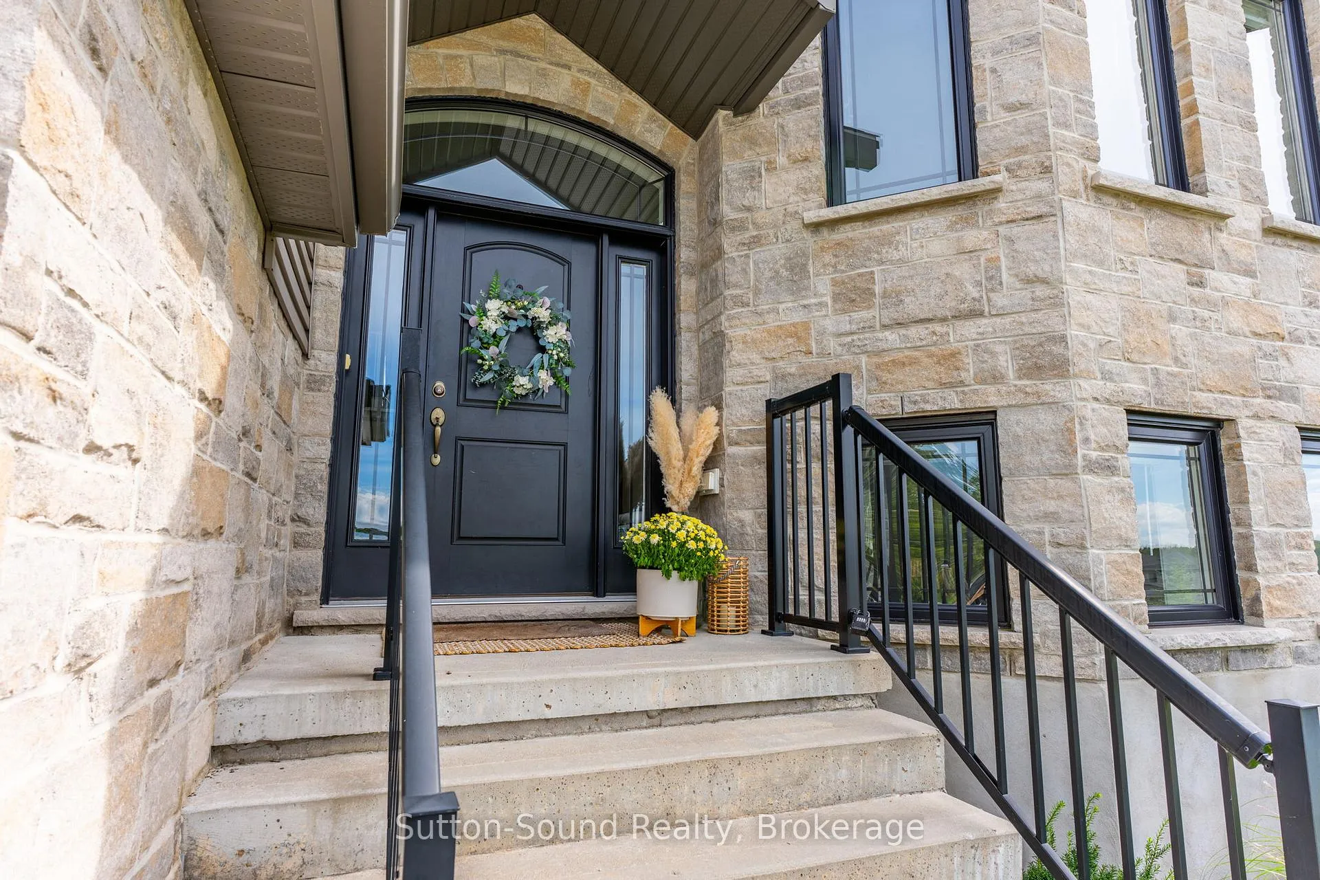 Photo 3 of 111 Donway Drive, Chatsworth — HOMEH