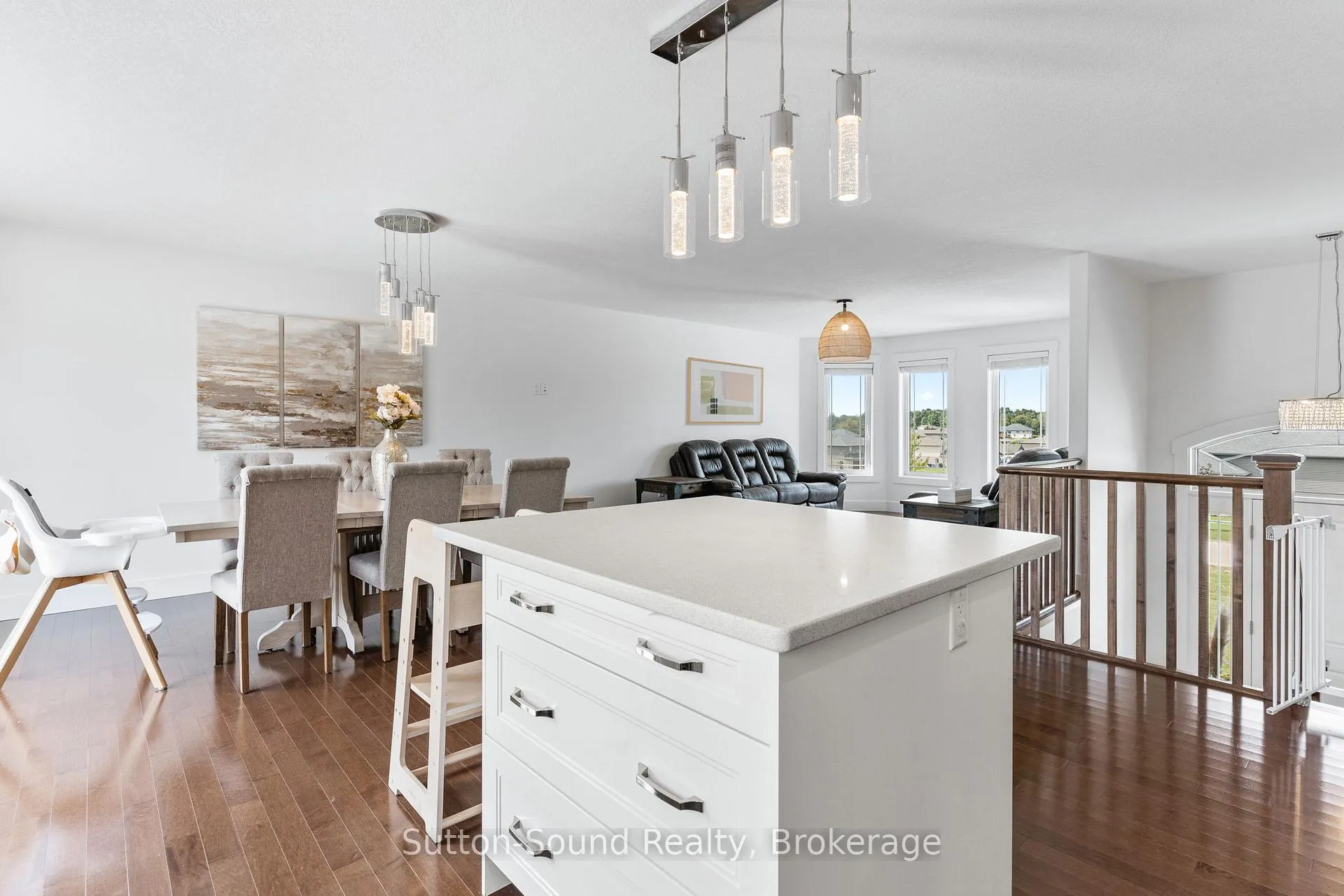 Photo 6 of 111 Donway Drive, Chatsworth — HOMEH