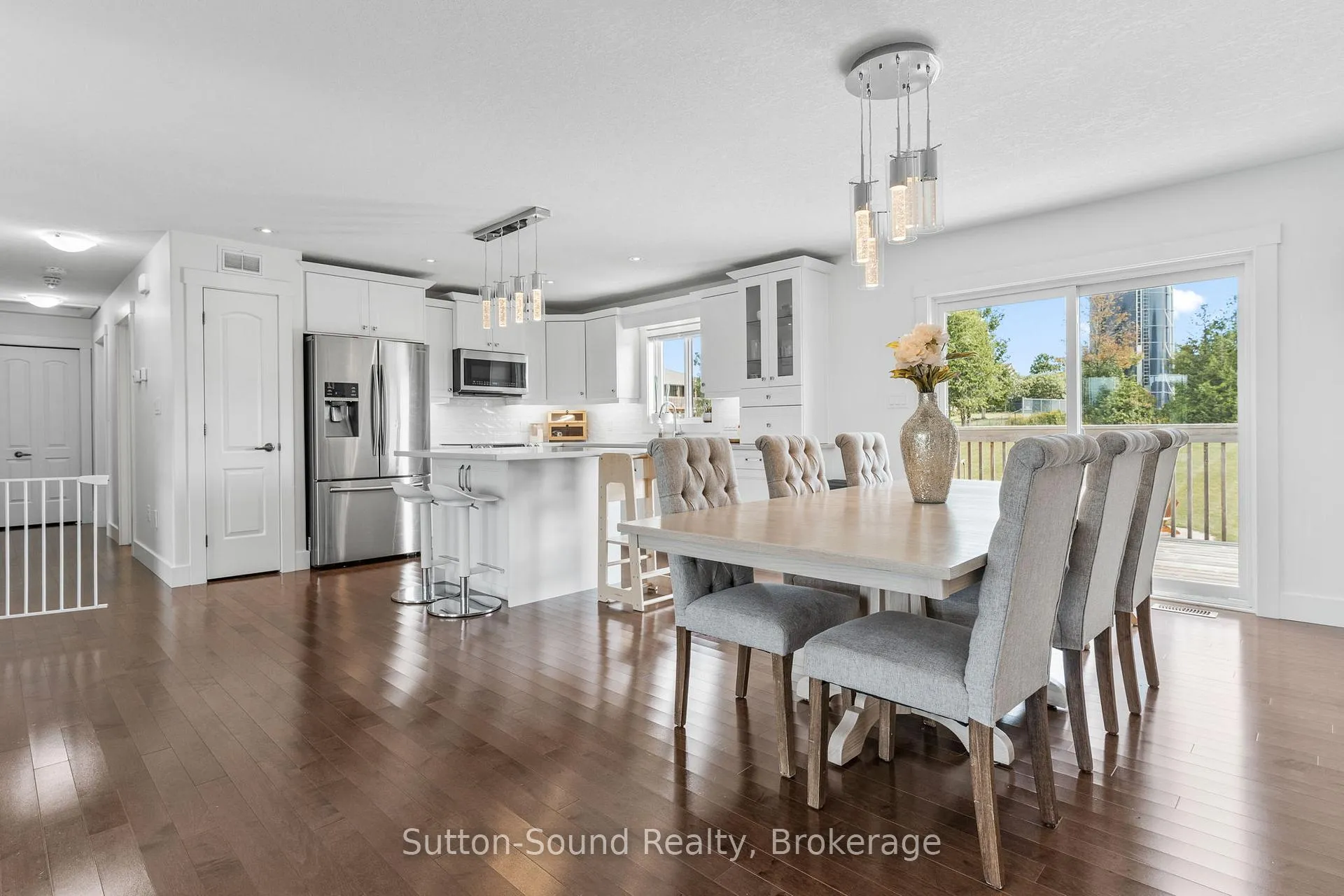 Photo 7 of 111 Donway Drive, Chatsworth — HOMEH