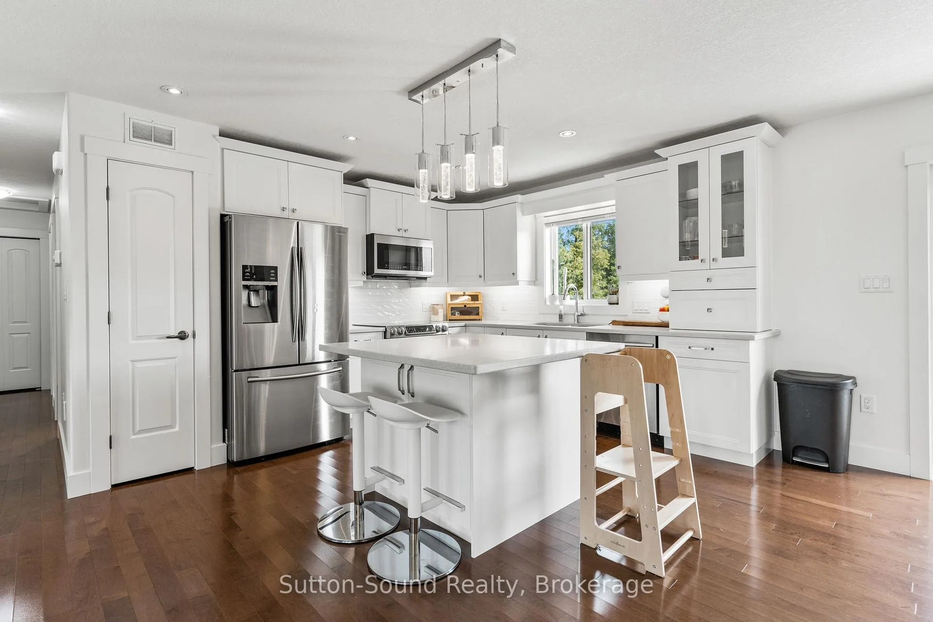 Photo 8 of 111 Donway Drive, Chatsworth — HOMEH