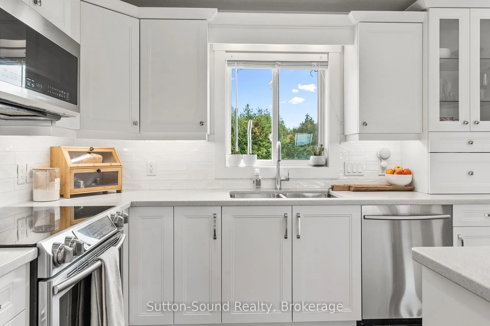 Photo 10 of 111 Donway Drive, Chatsworth — HOMEH