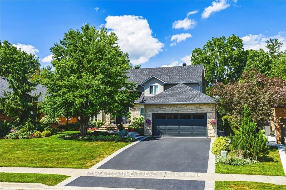 Front of 33 Golfview Crescent