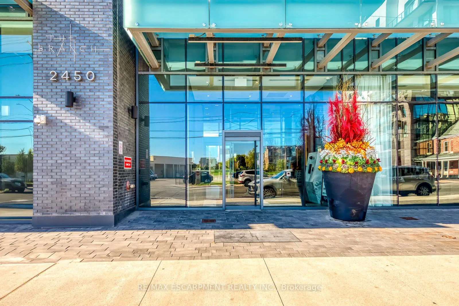 Photo 2 of Unit 112, 2450 Old Bronte Road, Oakville, Westmount — HOMEH