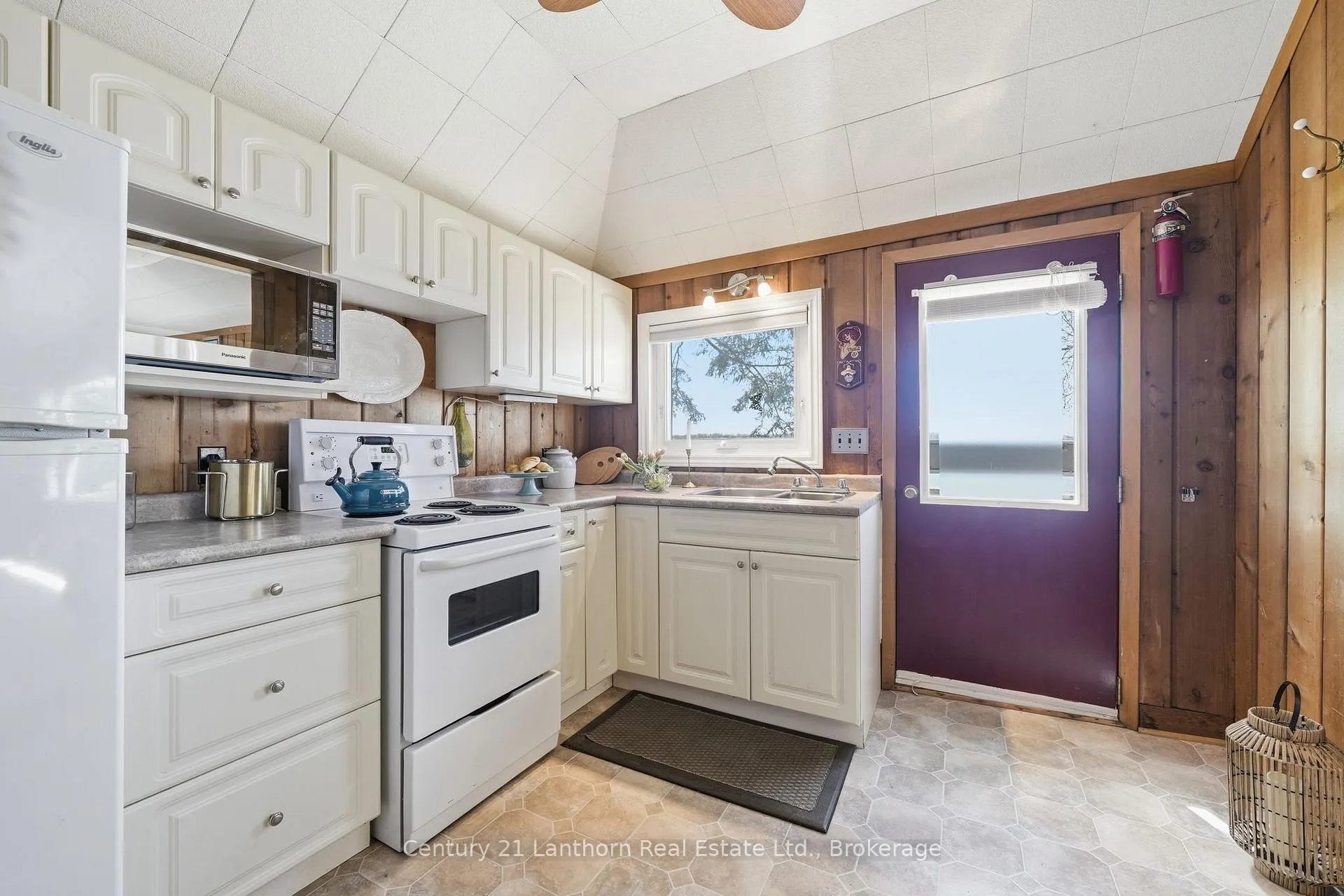 Photo 15 of 1051 Lakeside Drive, Prince Edward County, Ameliasburg Ward — HOMEH