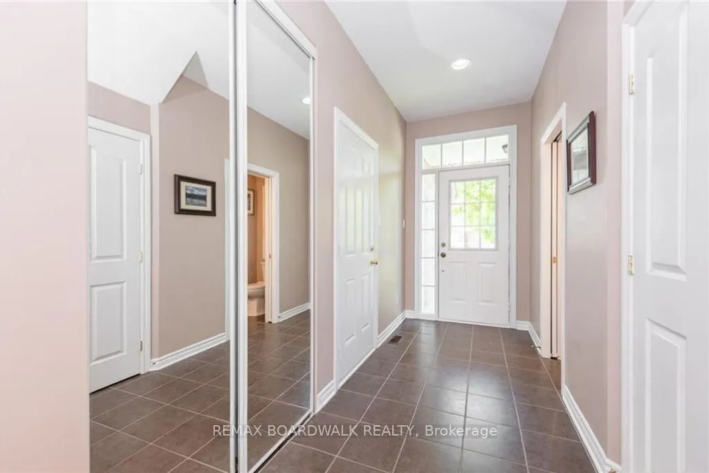 Photo 2 of 302 Grey Seal Circle, Ottawa, Riverside South/Gloucester Glen — HOMEH