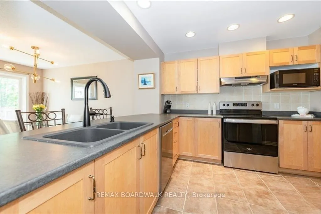 Photo 4 of 302 Grey Seal Circle, Ottawa, Riverside South/Gloucester Glen — HOMEH