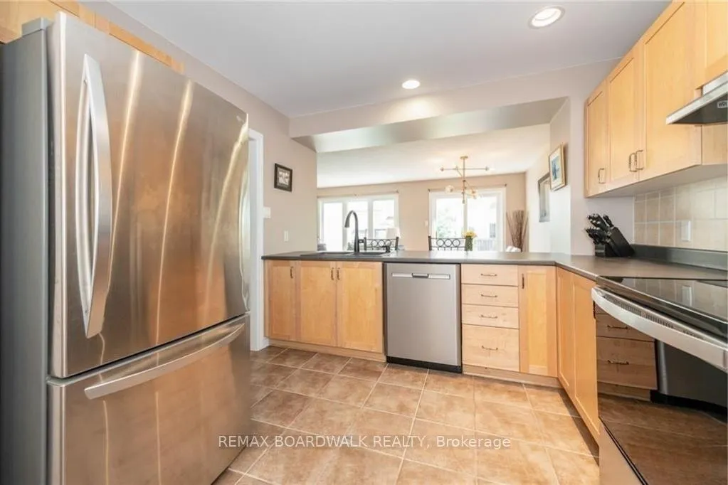 Photo 5 of 302 Grey Seal Circle, Ottawa, Riverside South/Gloucester Glen — HOMEH