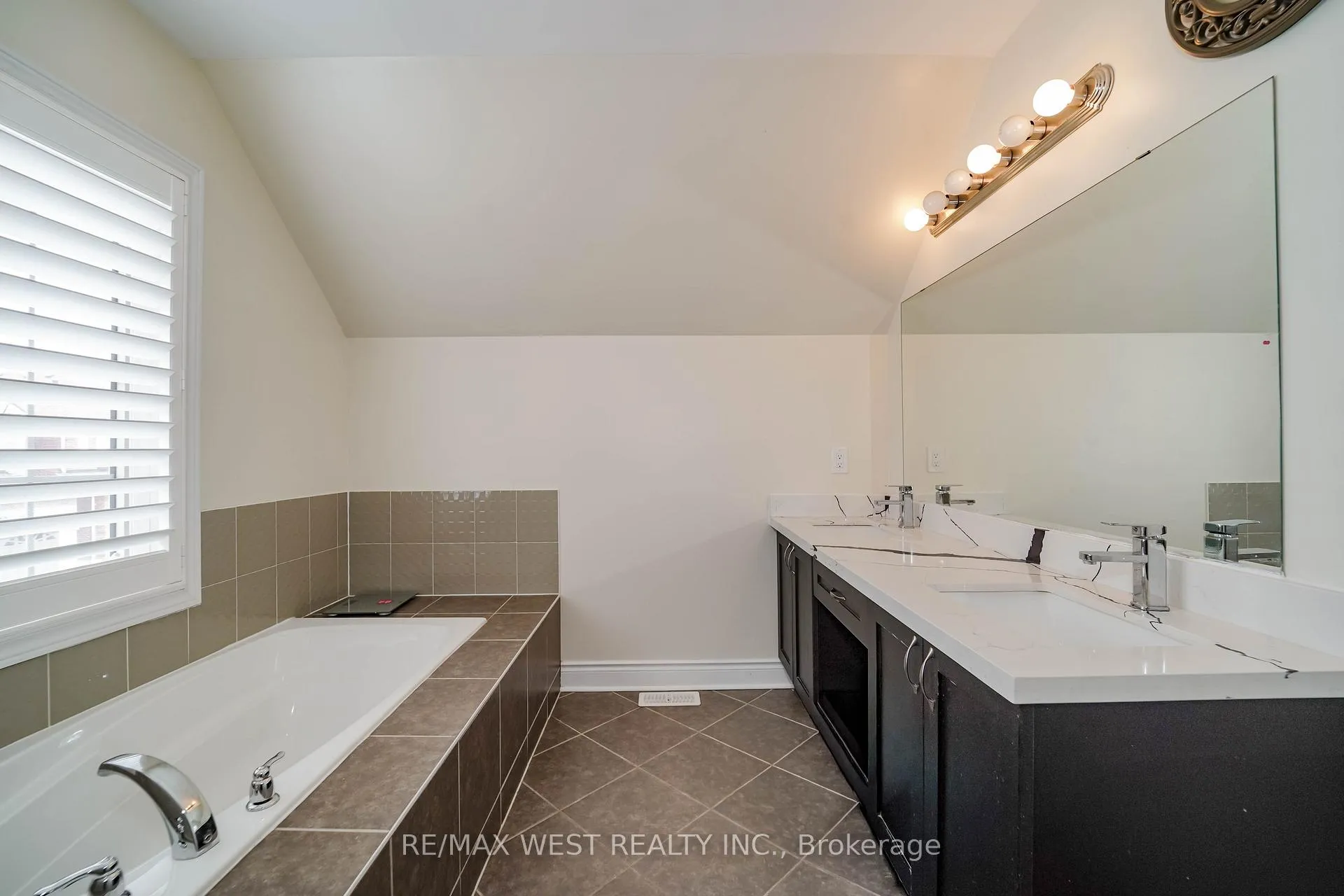 Photo 9 of 63 Sharplin Drive, Ajax, South East — HOMEH