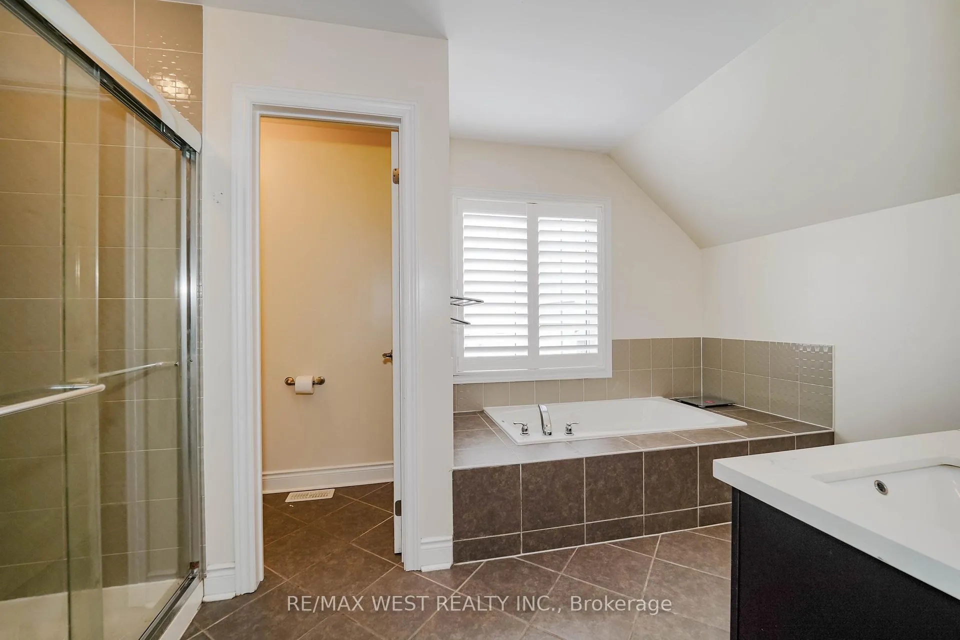 Photo 10 of 63 Sharplin Drive, Ajax, South East — HOMEH