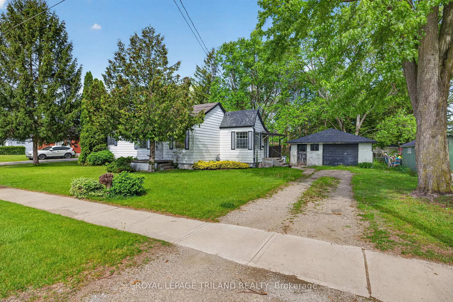Photo 2 of 147 Burns Street, Strathroy-Caradoc, SW — HOMEH