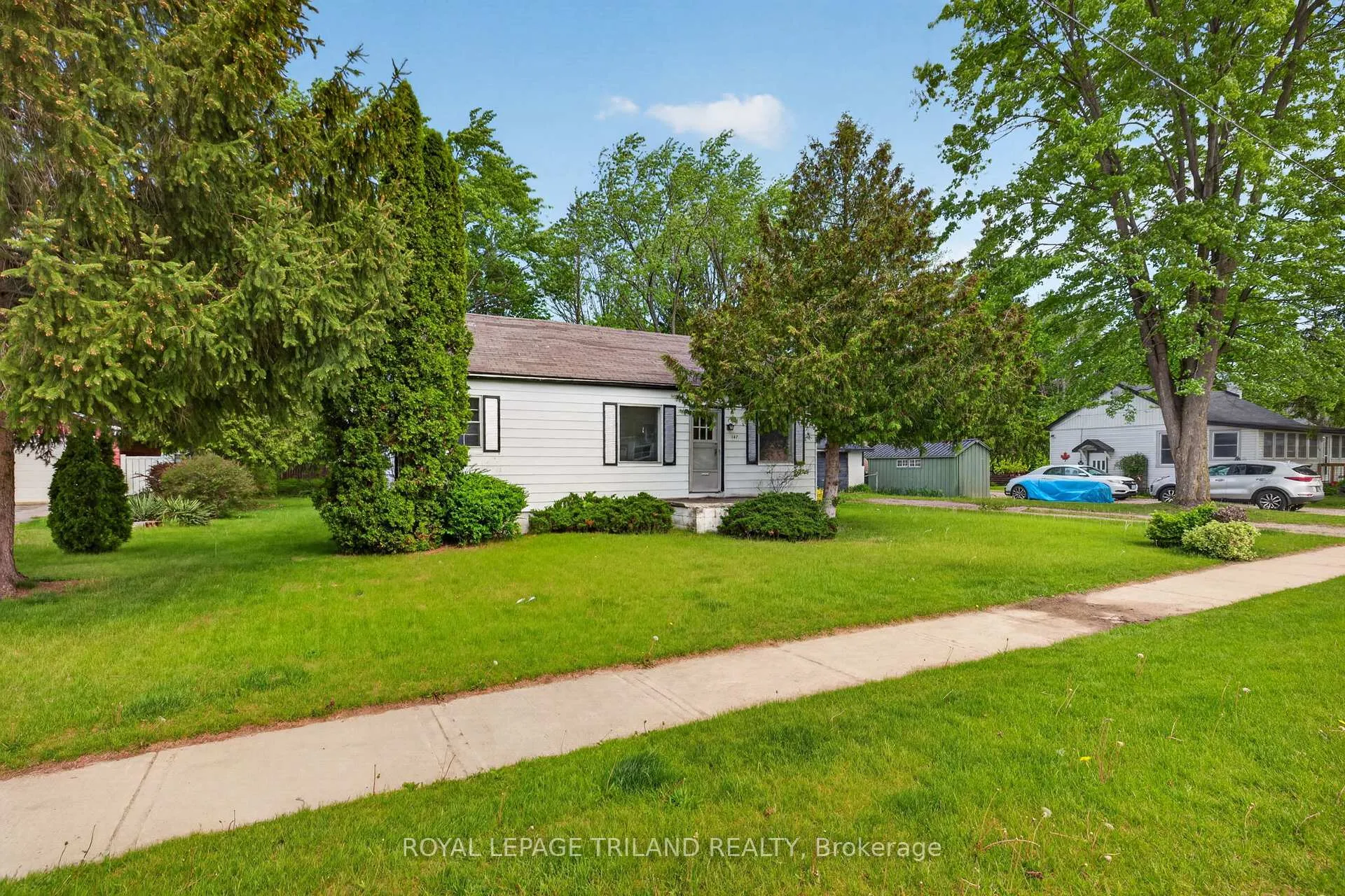 Photo 3 of 147 Burns Street, Strathroy-Caradoc, SW — HOMEH