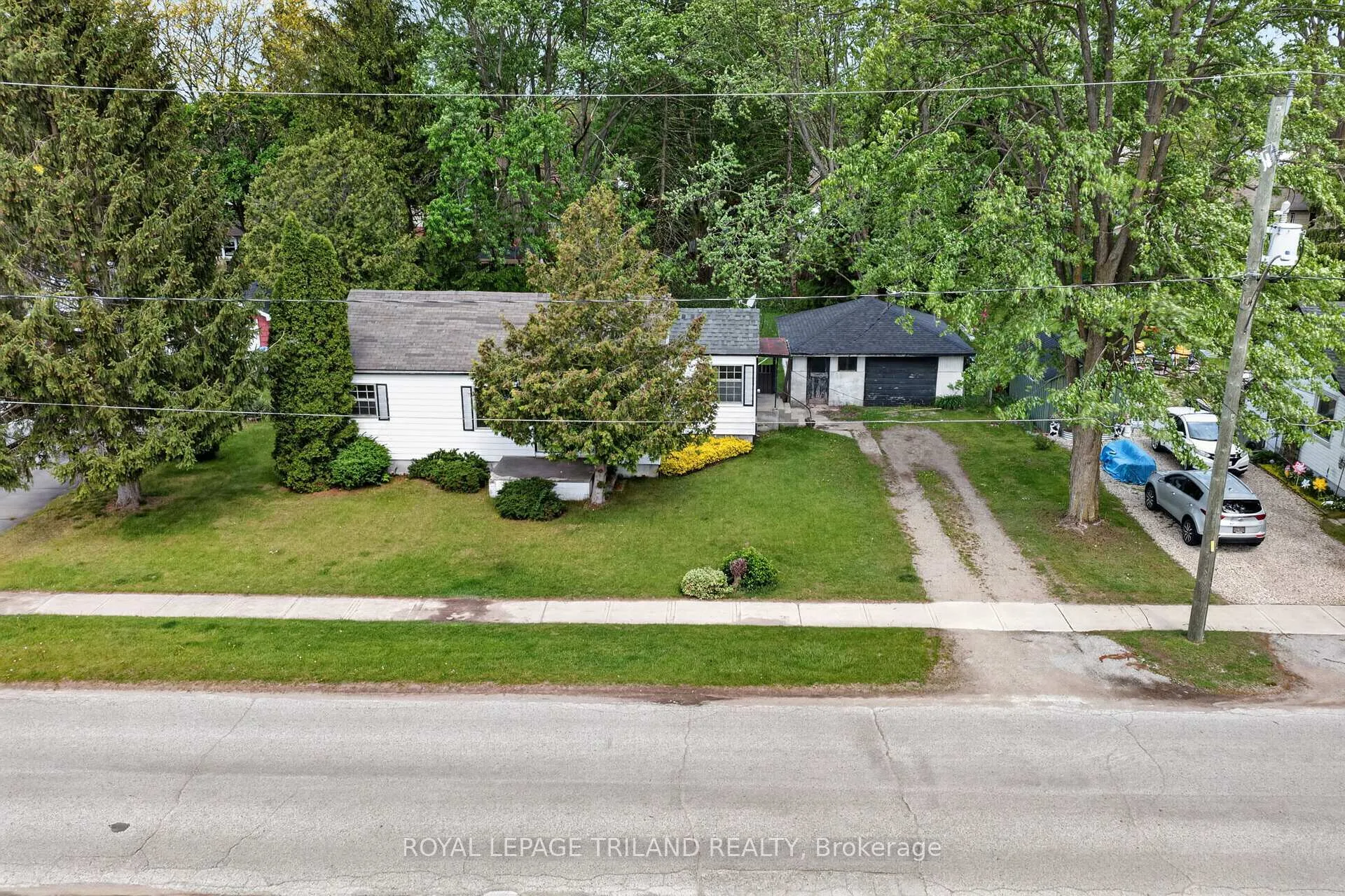 Photo 4 of 147 Burns Street, Strathroy-Caradoc, SW — HOMEH