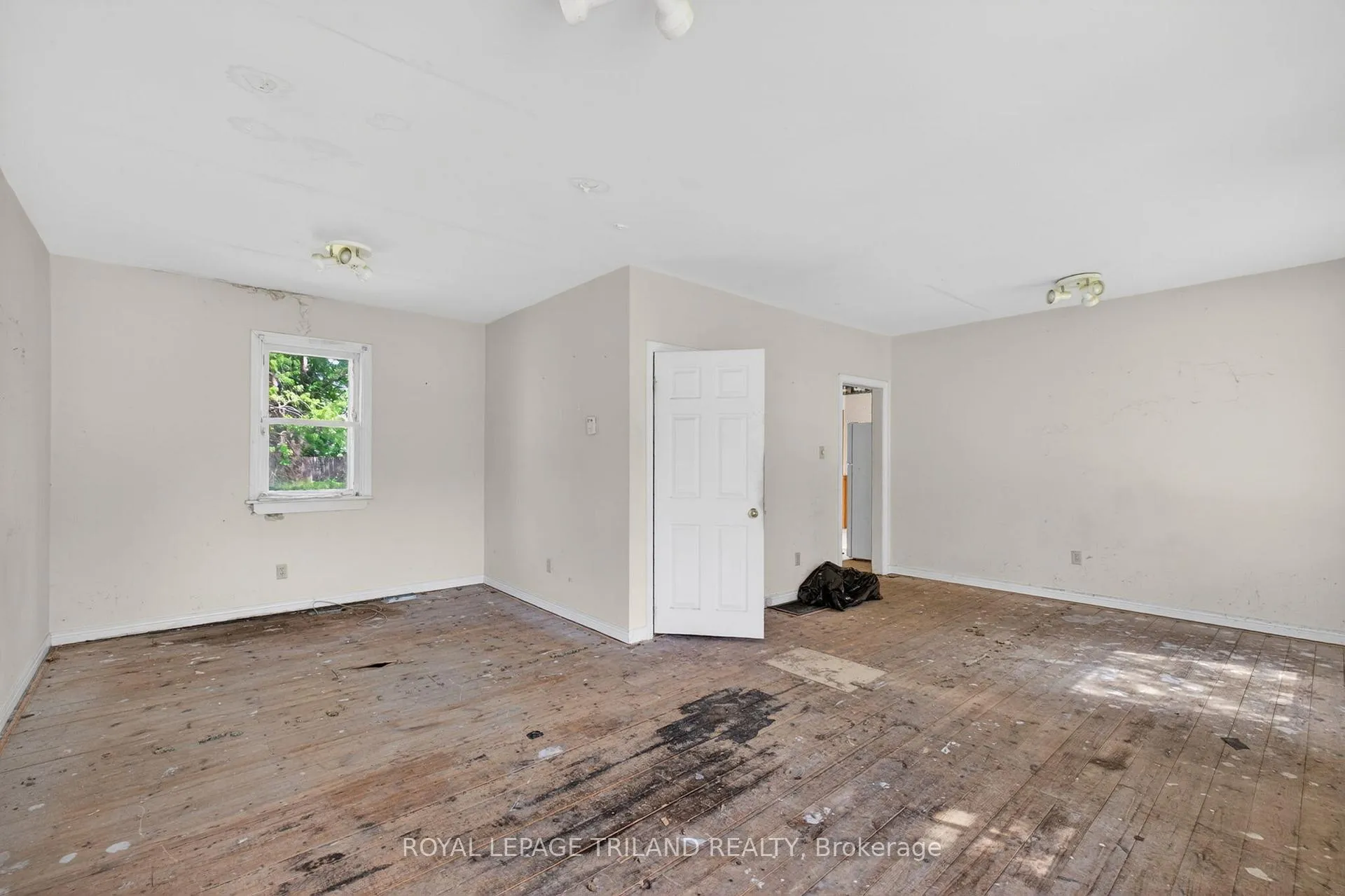 Photo 8 of 147 Burns Street, Strathroy-Caradoc, SW — HOMEH