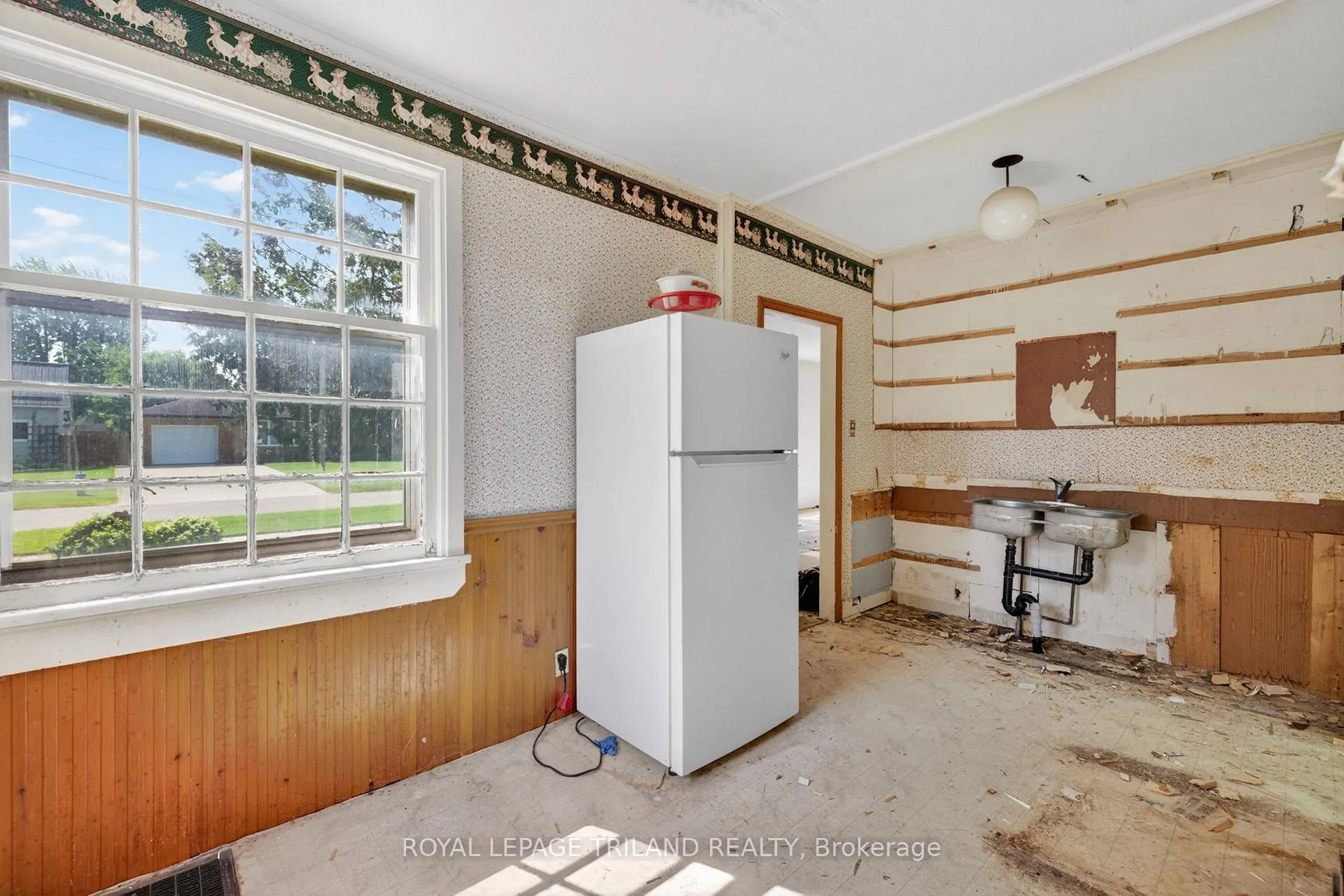Photo 10 of 147 Burns Street, Strathroy-Caradoc, SW — HOMEH