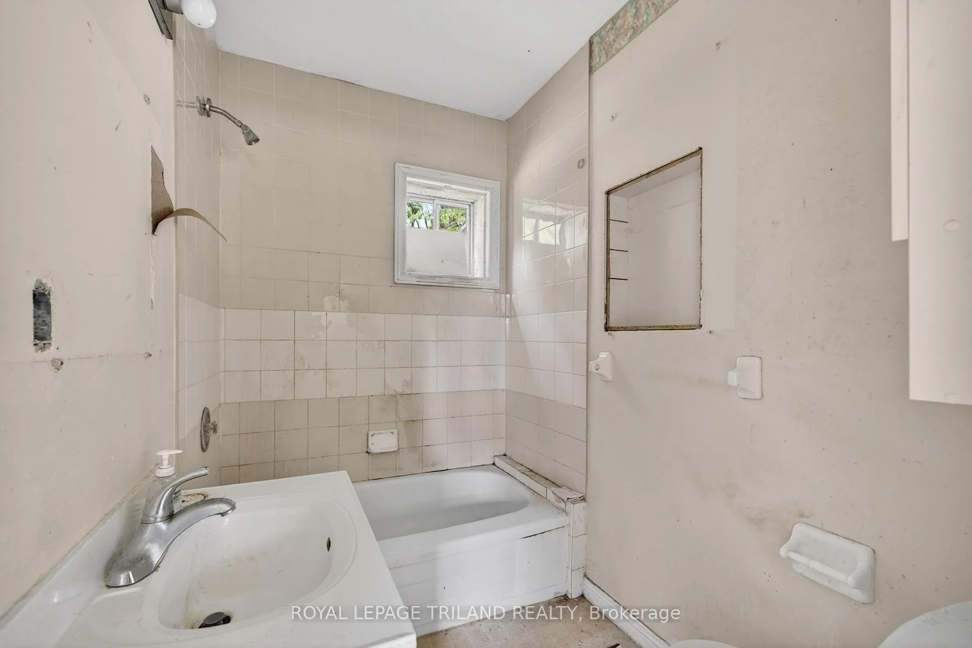 Photo 16 of 147 Burns Street, Strathroy-Caradoc, SW — HOMEH