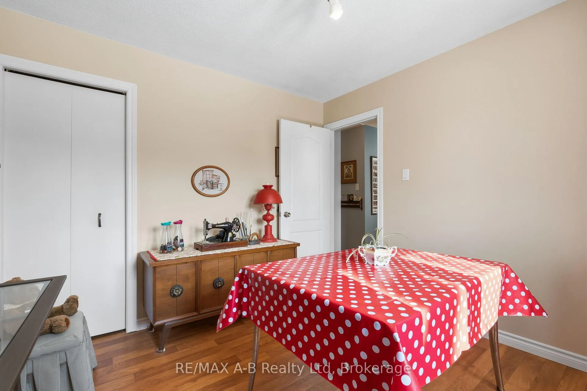 Photo 11 of 815 O'Loane Avenue, Stratford — HOMEH