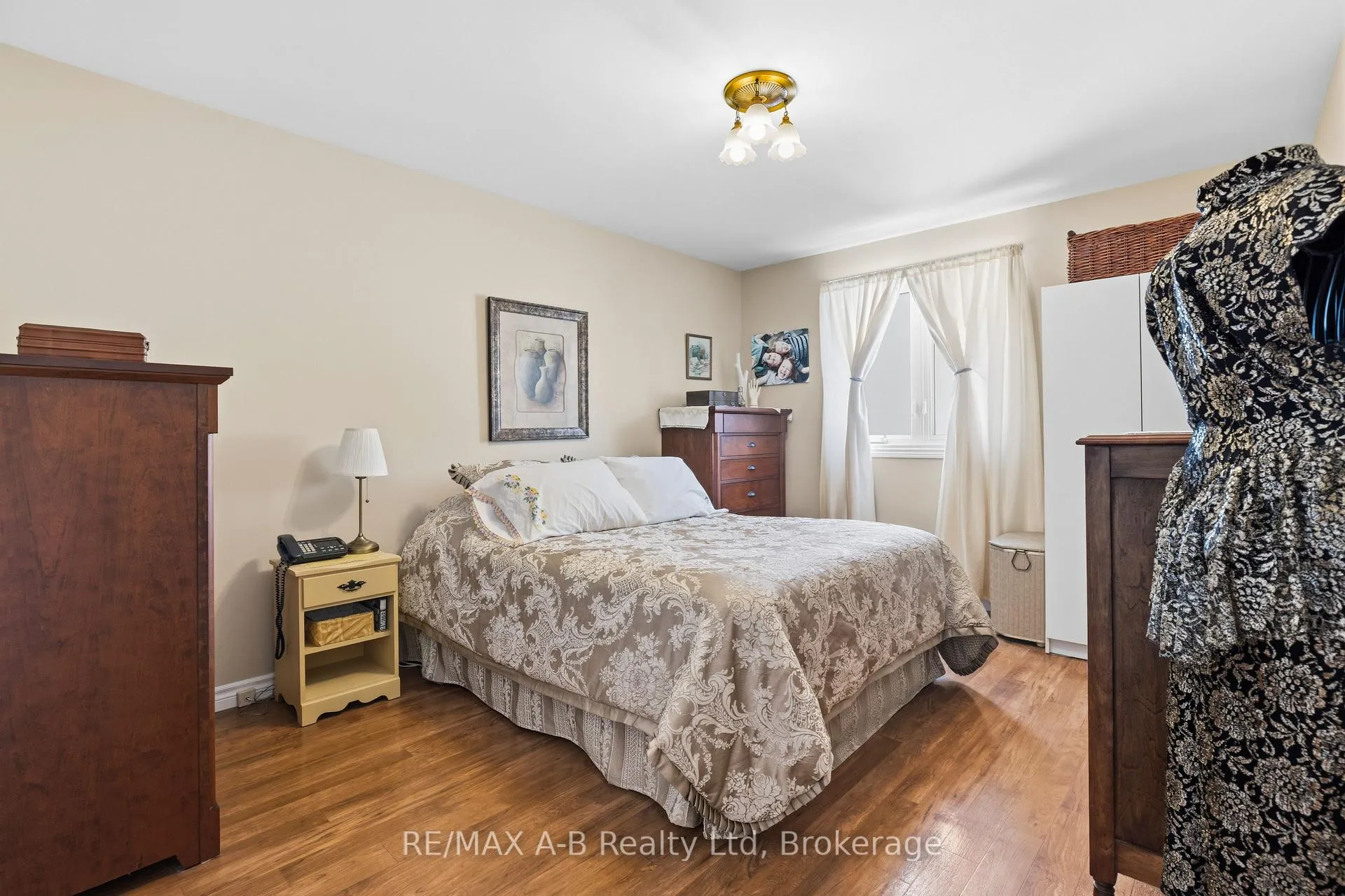 Photo 12 of 815 O'Loane Avenue, Stratford — HOMEH