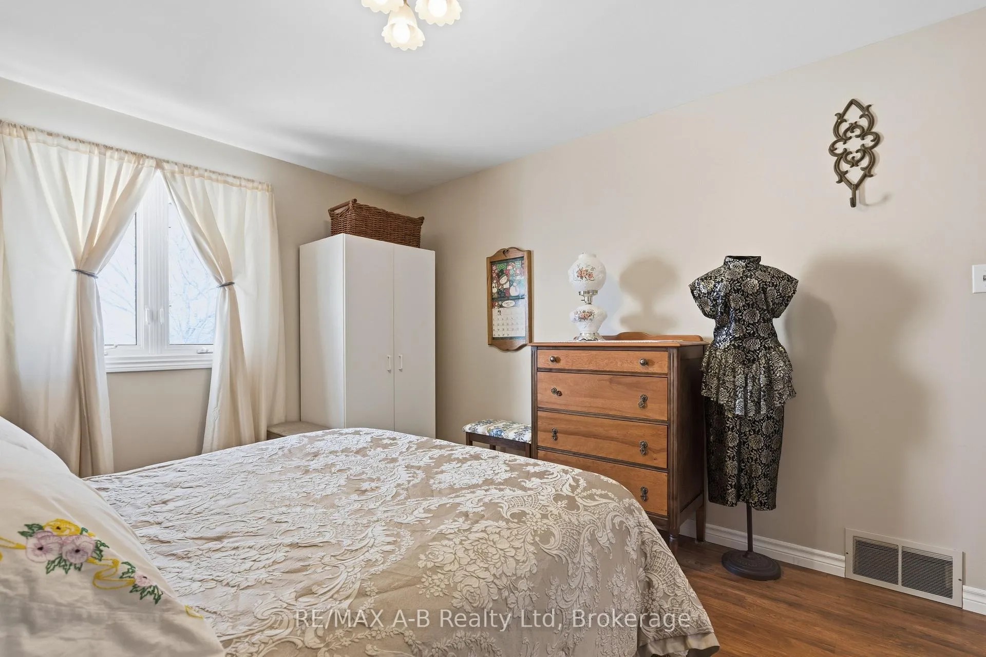 Photo 14 of 815 O'Loane Avenue, Stratford — HOMEH