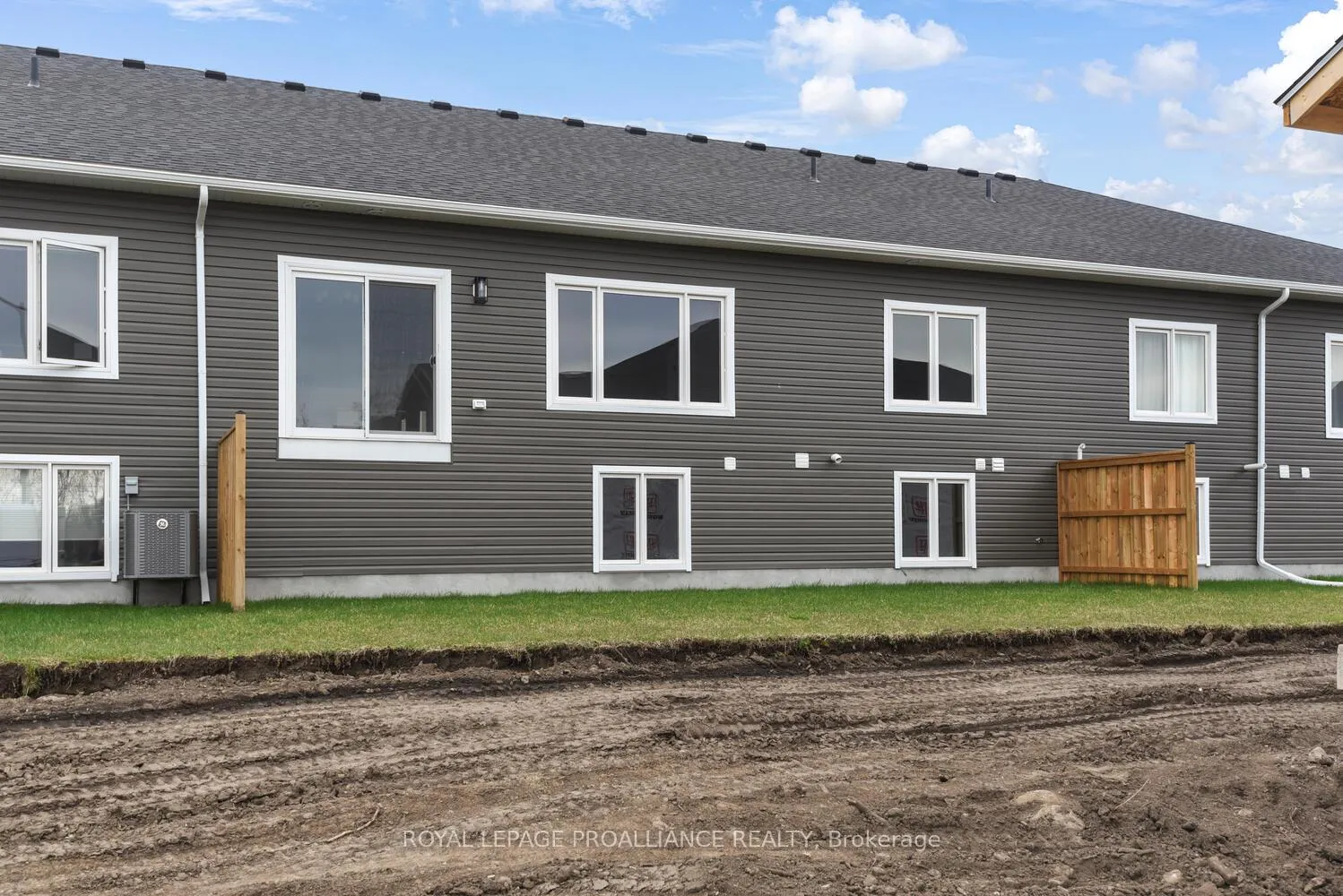 Photo 33 of 9 Ben TeKamp Terrace, Brockville — HOMEH