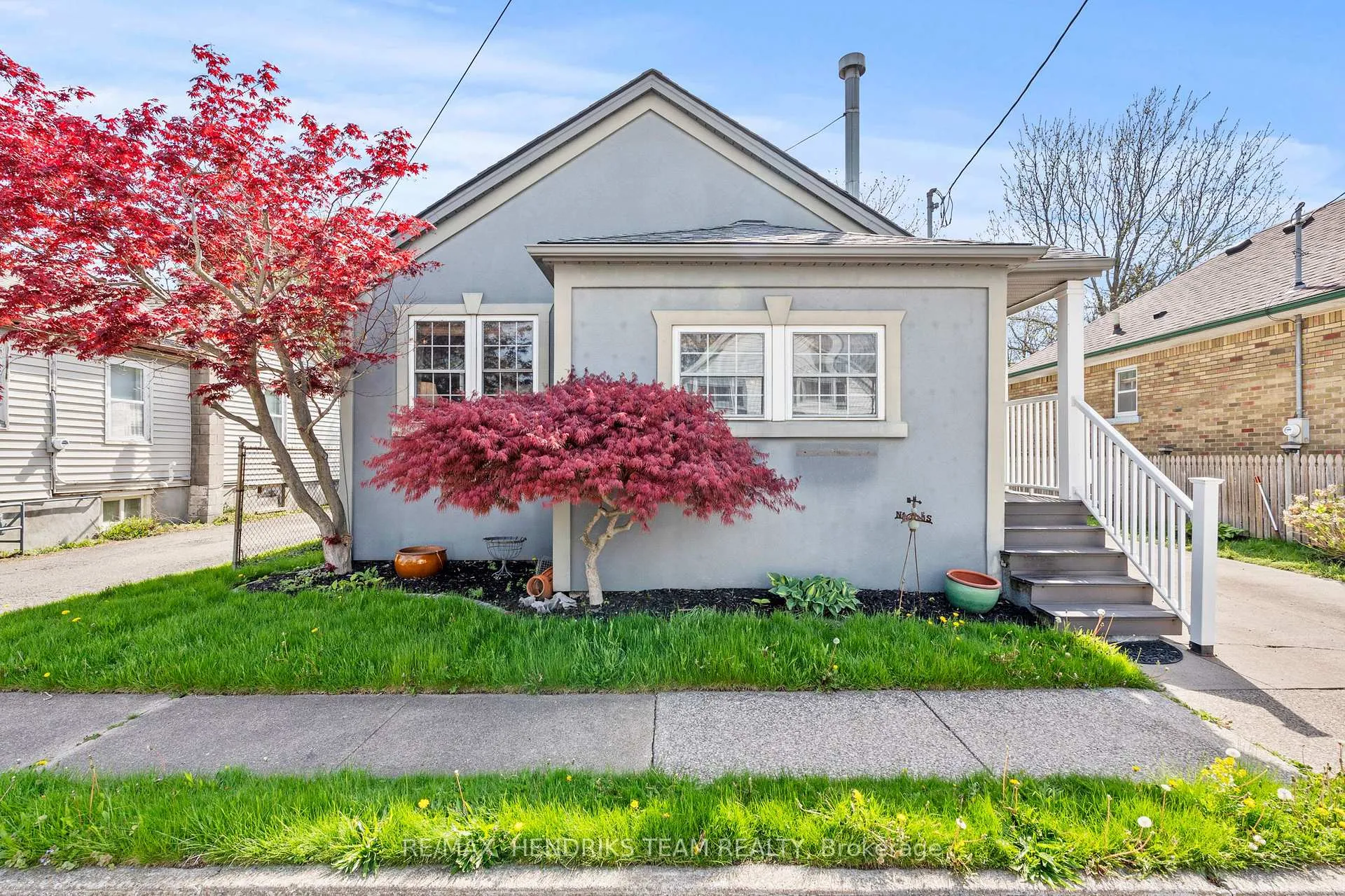 Photo 2 of 10 Peachdale Avenue, St. Catharines, Facer — HOMEH