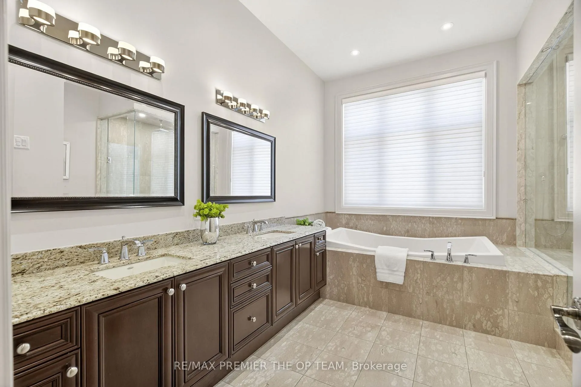 Photo 21 of 24 Grand Vellore Crescent, Vaughan, Vellore Village — HOMEH