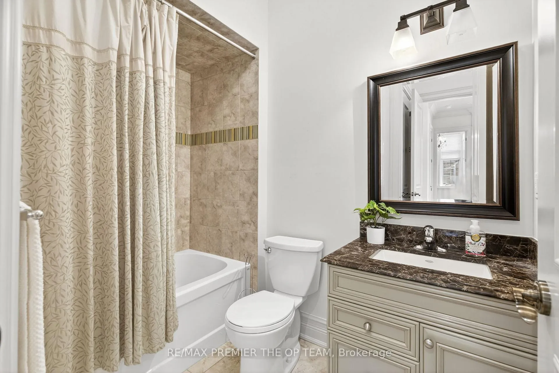 Photo 22 of 24 Grand Vellore Crescent, Vaughan, Vellore Village — HOMEH