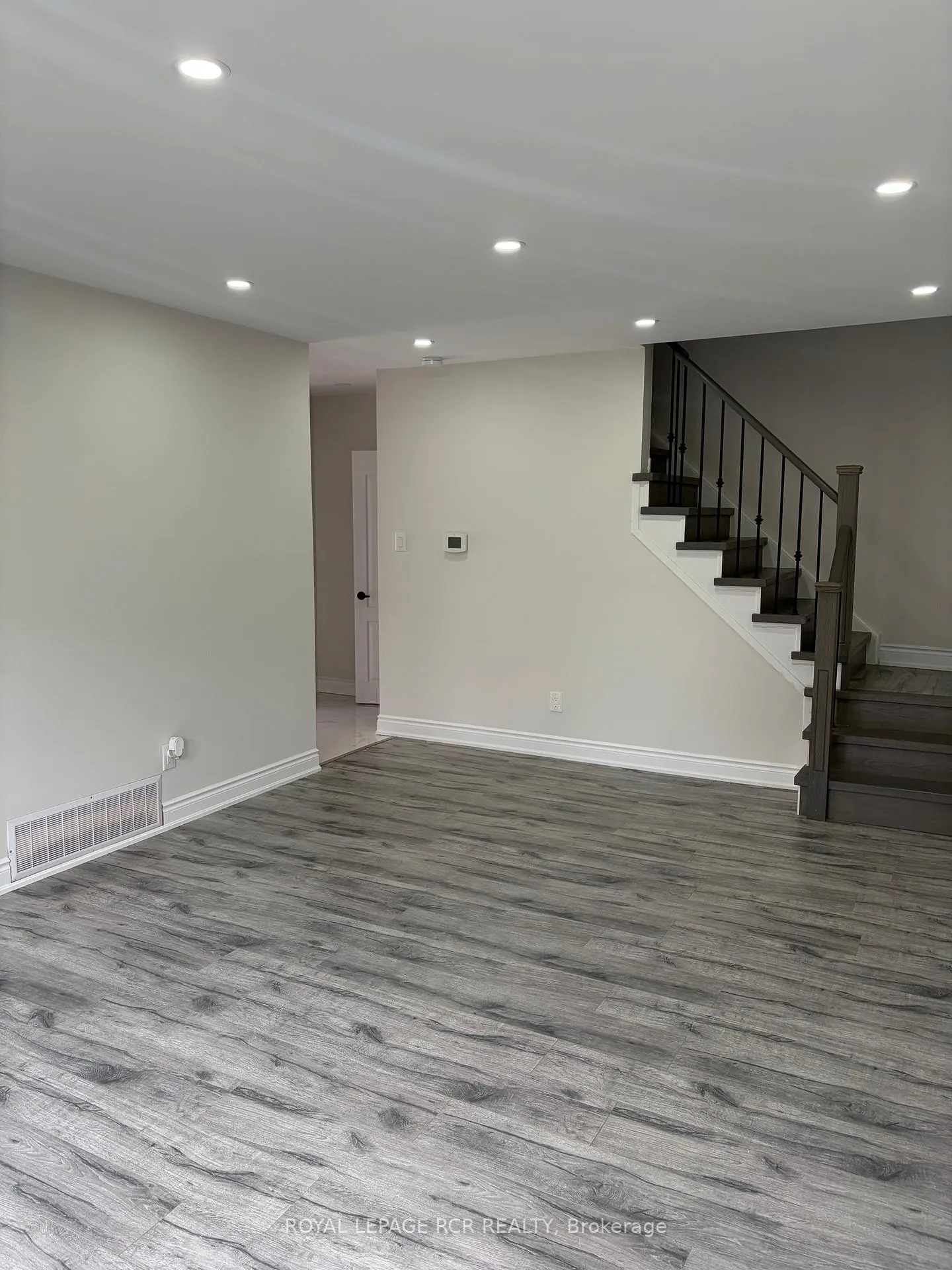 Photo 5 of 41 Town House Crescent, Brampton, Brampton East — HOMEH