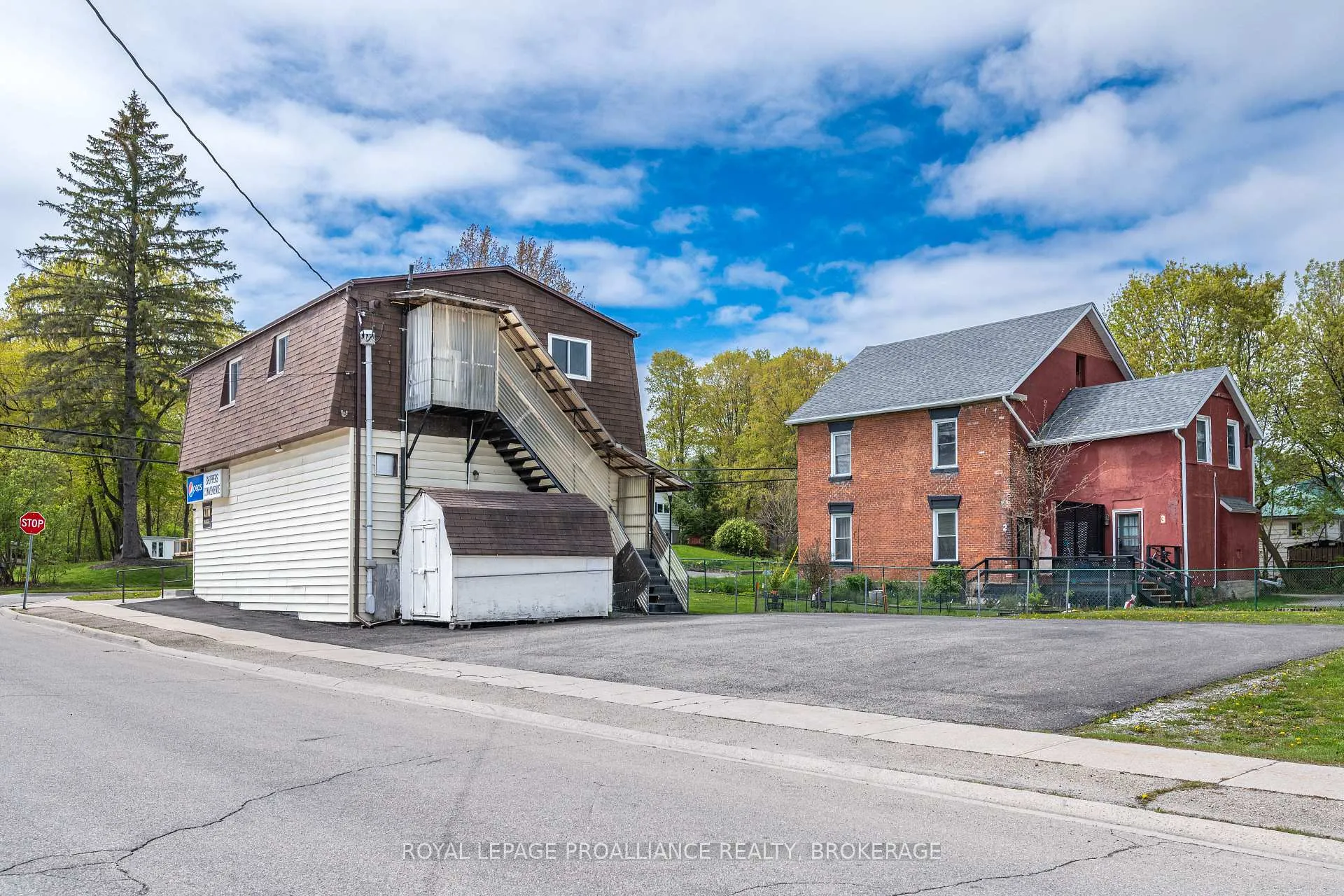 Photo 4 of 400 King Street W, Gananoque — HOMEH