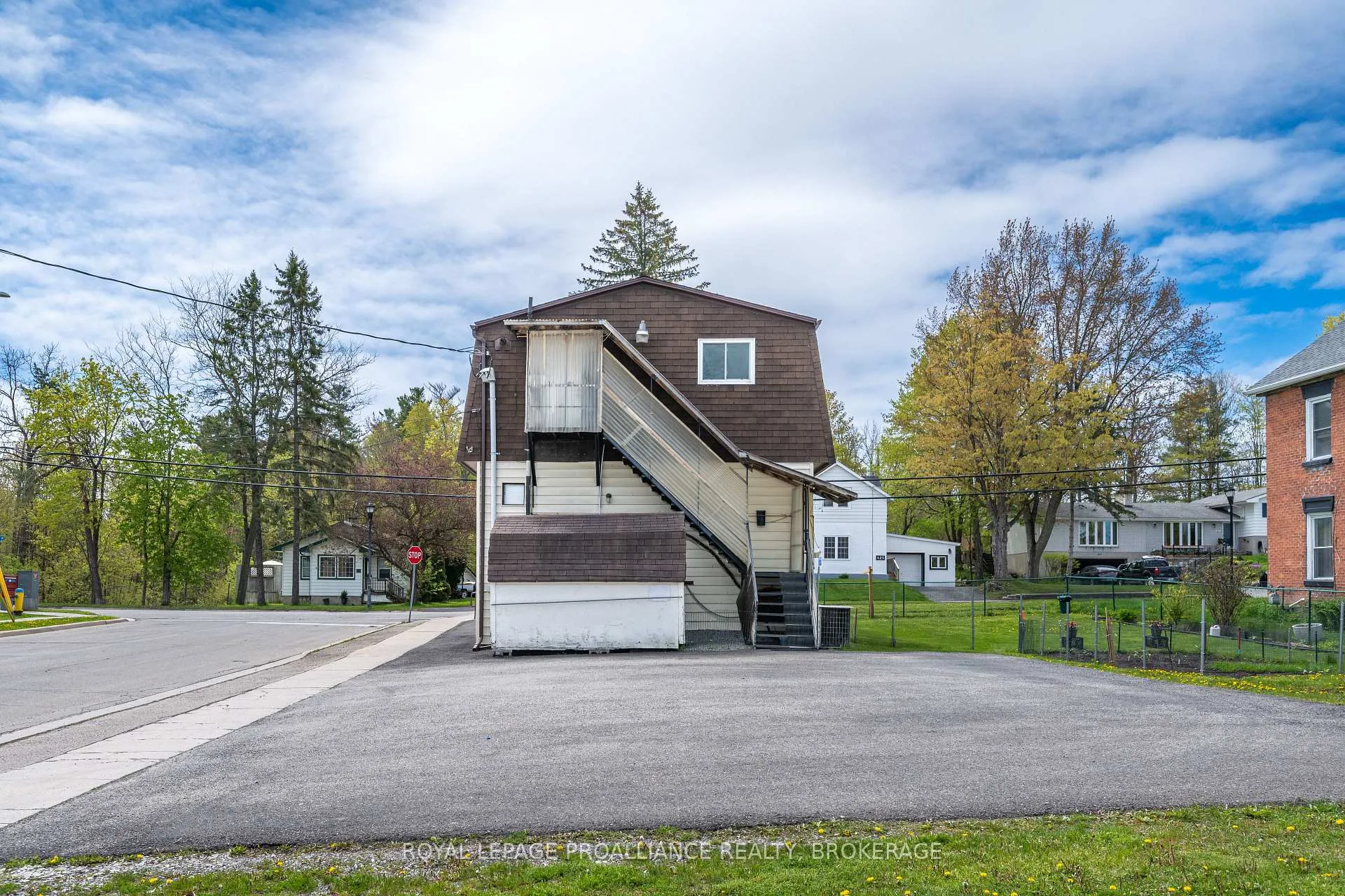Photo 5 of 400 King Street W, Gananoque — HOMEH