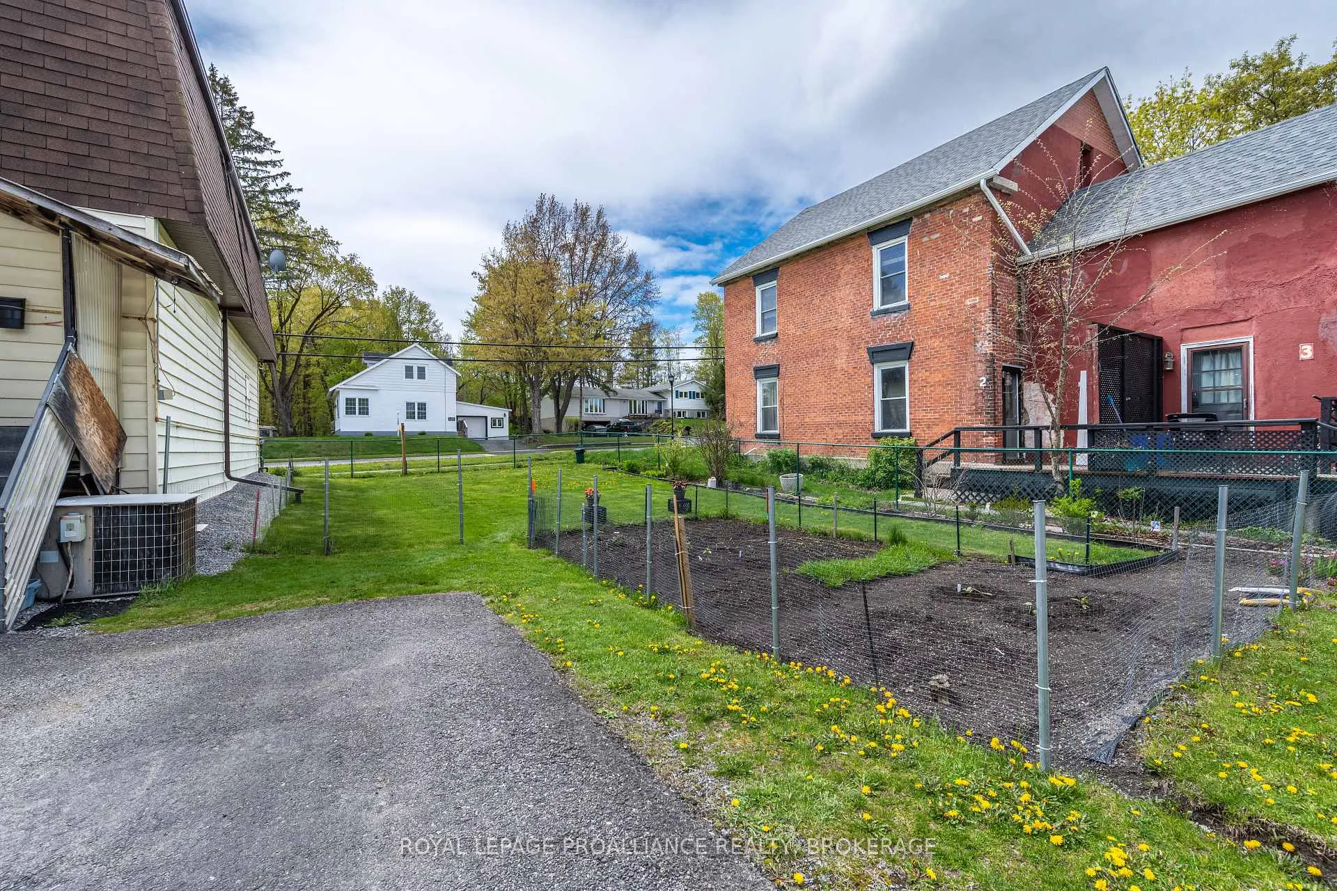 Photo 6 of 400 King Street W, Gananoque — HOMEH